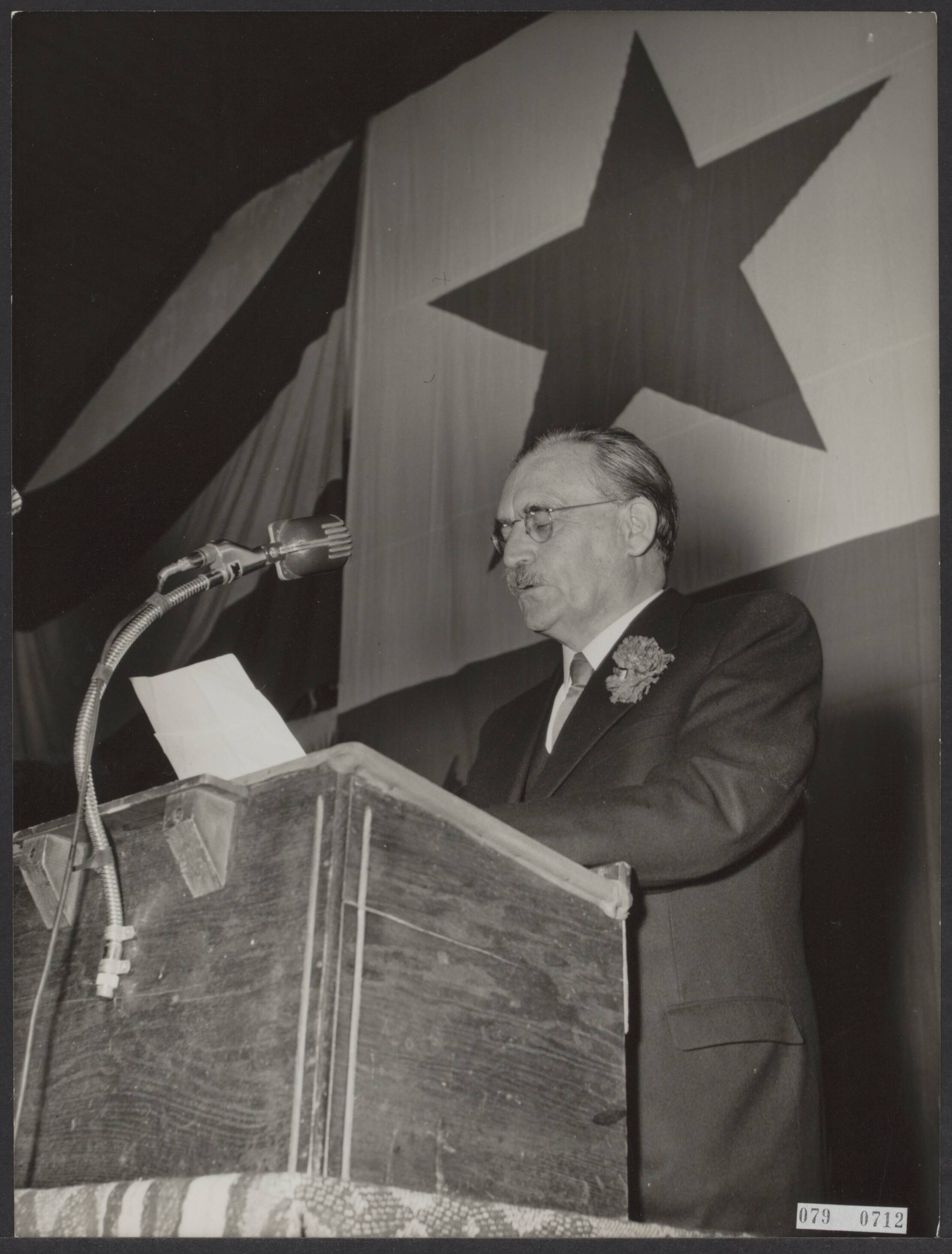 Fotocollectie Elsevier Binnenland — Opening 39e Esperanto Wereldcongres in het Krelagehuis te Haarlem door minister-president dr. W. Drees. Op de achtergrond de Esperantovlag — Foto: Fotopersbureau C. de Boer. Licentie: Set B: Rechtenvrij / Publiek Domein. Bron: Nationaal Archief. http://hdl.handle.net/10648/ae19423e-d0b4-102d-bcf8-003048976d84