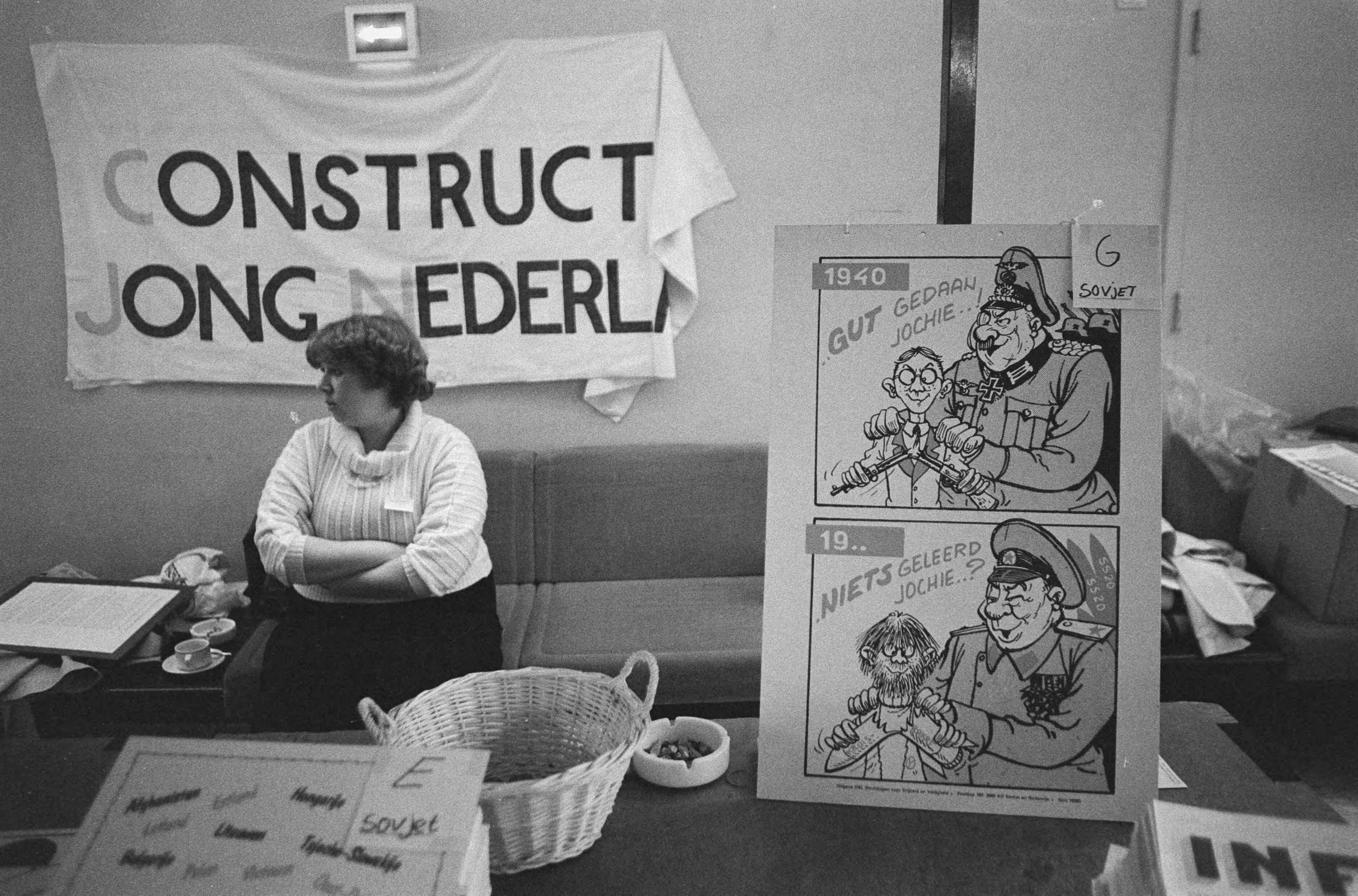Fotocollectie Anefo — OSL-congres in Den Haag ; verkoop propagandamateriaal — Foto: Molendijk, Bart / Anefo. Licentie: Set B: Rechtenvrij / Publiek Domein. Bron: Nationaal Archief. http://hdl.handle.net/10648/ad58347c-d0b4-102d-bcf8-003048976d84