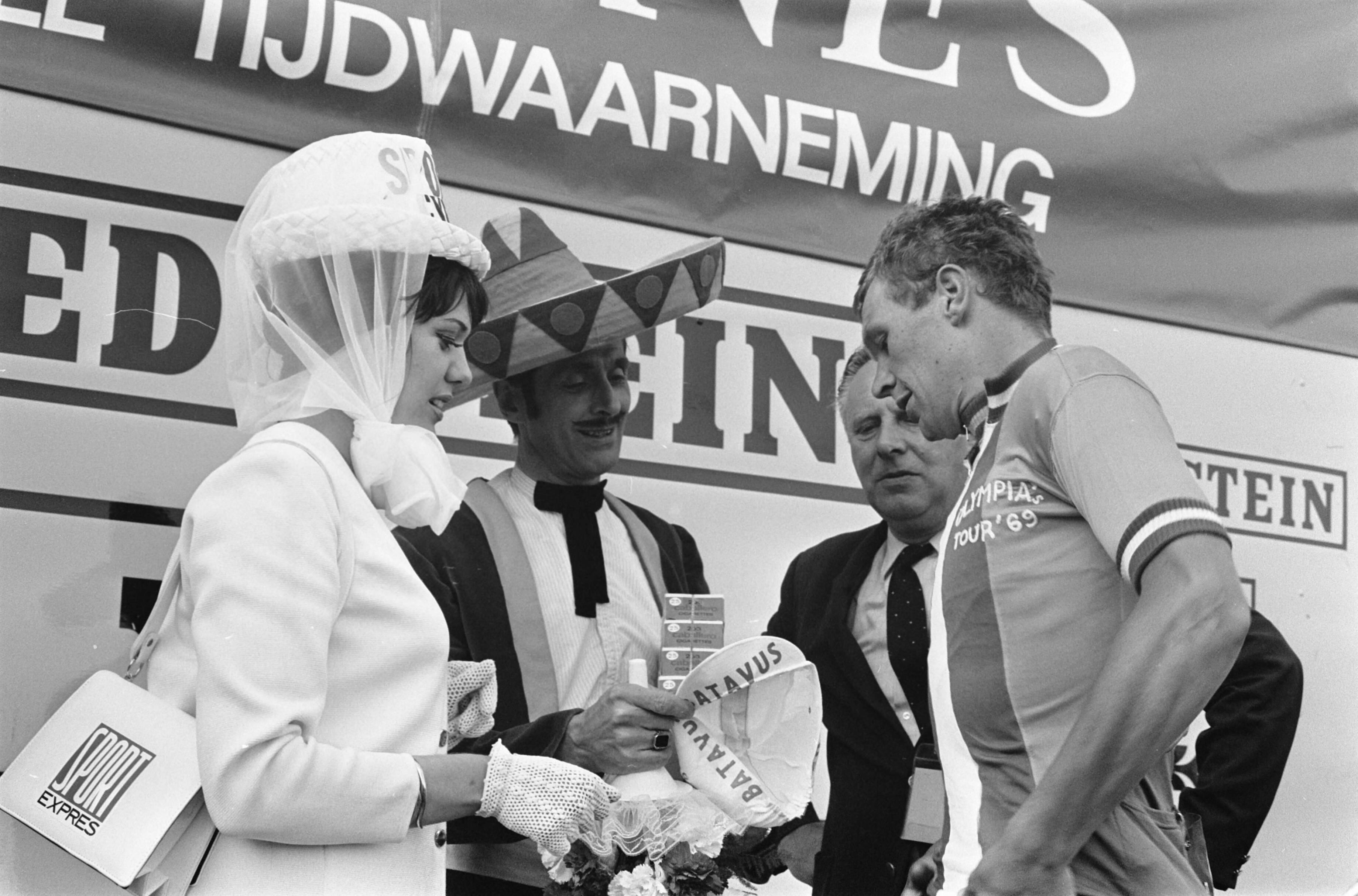 Fotocollectie Anefo — Olympias Tour door Nederland. Winnaar Piet Hoekstra met trui — Foto: Verhoeff, Bert / Anefo. Licentie: Set B: Rechtenvrij / Publiek Domein. Bron: Nationaal Archief. http://hdl.handle.net/10648/ab698bac-d0b4-102d-bcf8-003048976d84