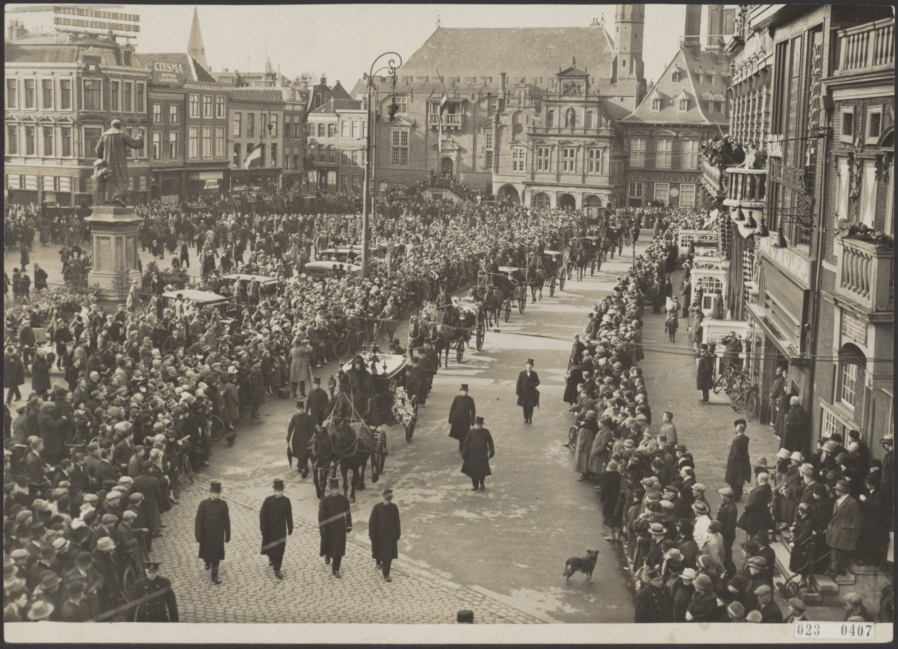 Fotocollectie Elsevier Binnenland — Uitvaart en begrafenis van dr. H.A. Lorentz te Haarlem — Foto: N.V. Vereenigde Fotobureaux. Licentie: Set B: Rechtenvrij / Publiek Domein. Bron: Nationaal Archief. http://hdl.handle.net/10648/add49f8a-d0b4-102d-bcf8-003048976d84