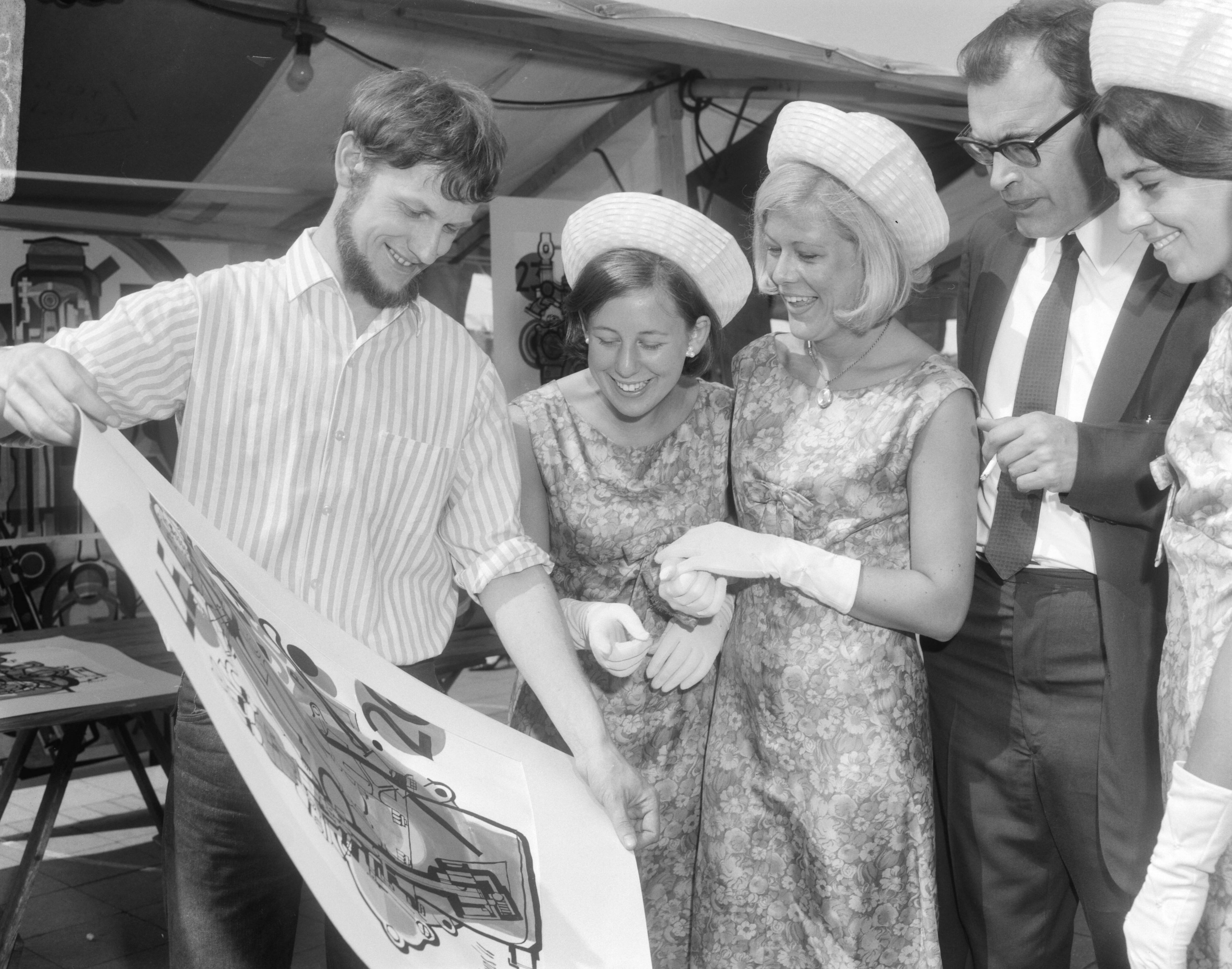 Fotocollectie Anefo — Jaarlijkse kunstmarkt in Haarlem — Foto: Bilsen, Joop van / Anefo. Licentie: Set B: Rechtenvrij / Publiek Domein. Bron: Nationaal Archief. http://hdl.handle.net/10648/aaee1f9e-d0b4-102d-bcf8-003048976d84