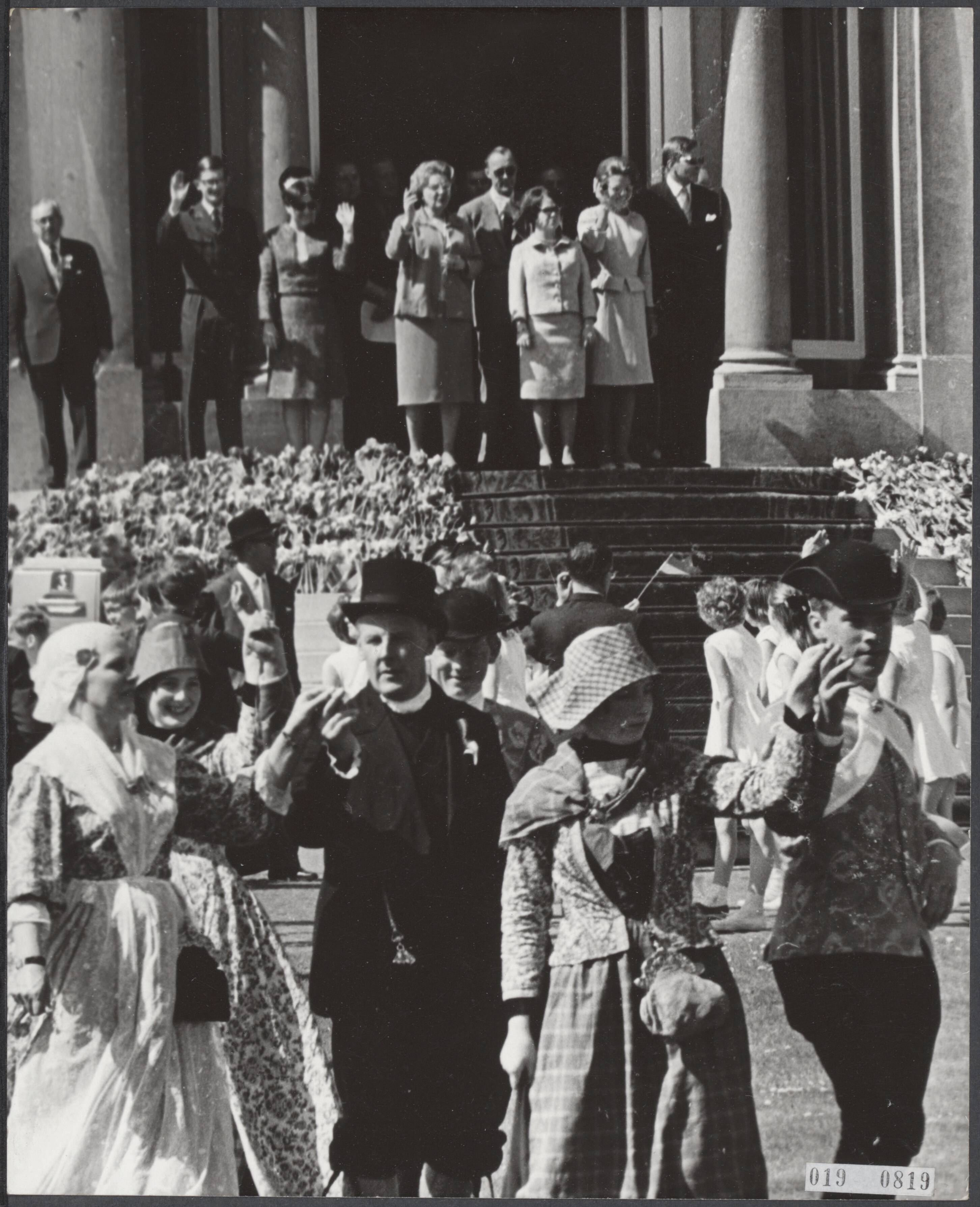 Fotocollectie Elsevier Binnenland — Koninginnedag 1966. Defilé op paleis Soestdijk t.g.v. verjaardag koningin Juliana — Foto: Kroon, Ron / Anefo. Licentie: Set B: Rechtenvrij / Publiek Domein. Bron: Nationaal Archief. http://hdl.handle.net/10648/adc7c166-d0b4-102d-bcf8-003048976d84