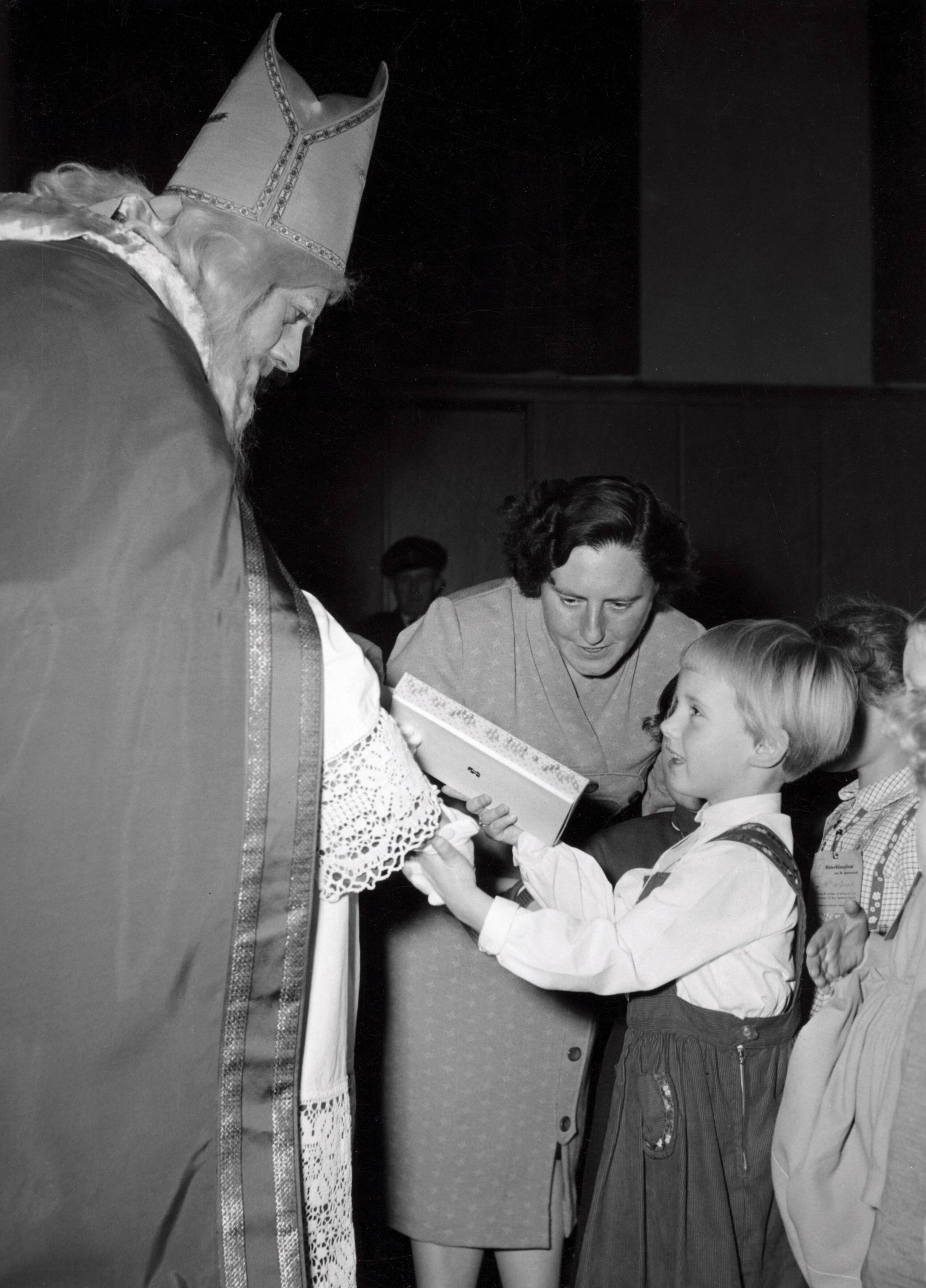 Collectie nader te bepalen — [Sinterklaasfeest N.V. Drukkerij De Spaarnestad in Haarlem] — Foto: Fotograaf Onbekend / Fotobureau onbekend / Spaarnestad Photo (05887). Licentie: Set B: Rechtenvrij / Publiek Domein. Bron: Nationaal Archief. http://hdl.handle.net/10648/35429da6-405b-a382-e063-6df0900a6686