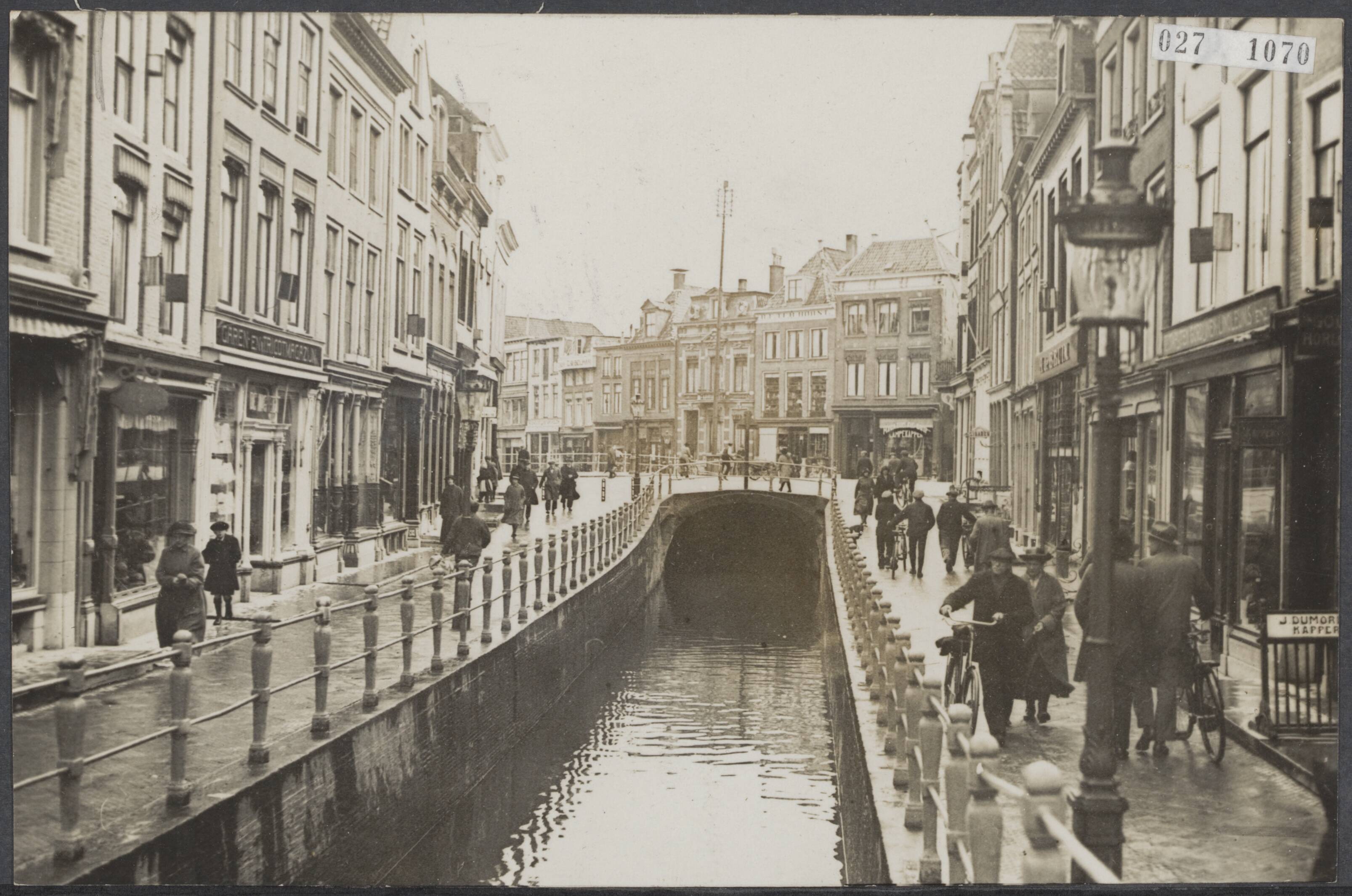 Fotocollectie Elsevier Binnenland — Leeuwarden. Het Naauw met het gezicht naar de Voorstreek — Foto: De Fotocentrale. Licentie: Set B: Rechtenvrij / Publiek Domein. Bron: Nationaal Archief. http://hdl.handle.net/10648/addb8868-d0b4-102d-bcf8-003048976d84