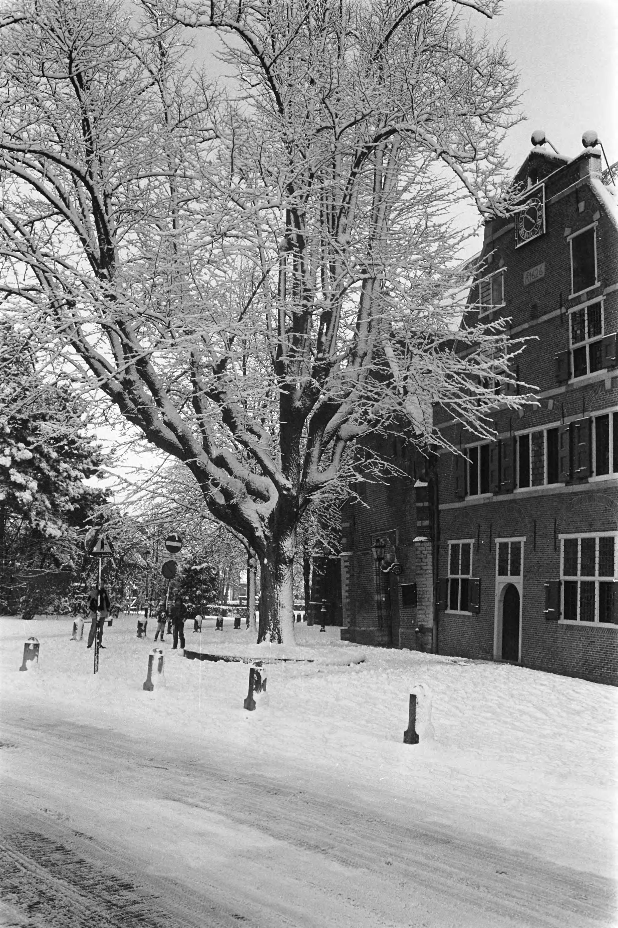 Fotocollectie Anefo — Veel sneeuw dit weekend in Nederland, beeld in de buurt van Leidschendam — Foto: Antonisse, Marcel / Anefo. Licentie: Set B: Rechtenvrij / Publiek Domein. Bron: Nationaal Archief. http://hdl.handle.net/10648/acefa150-d0b4-102d-bcf8-003048976d84