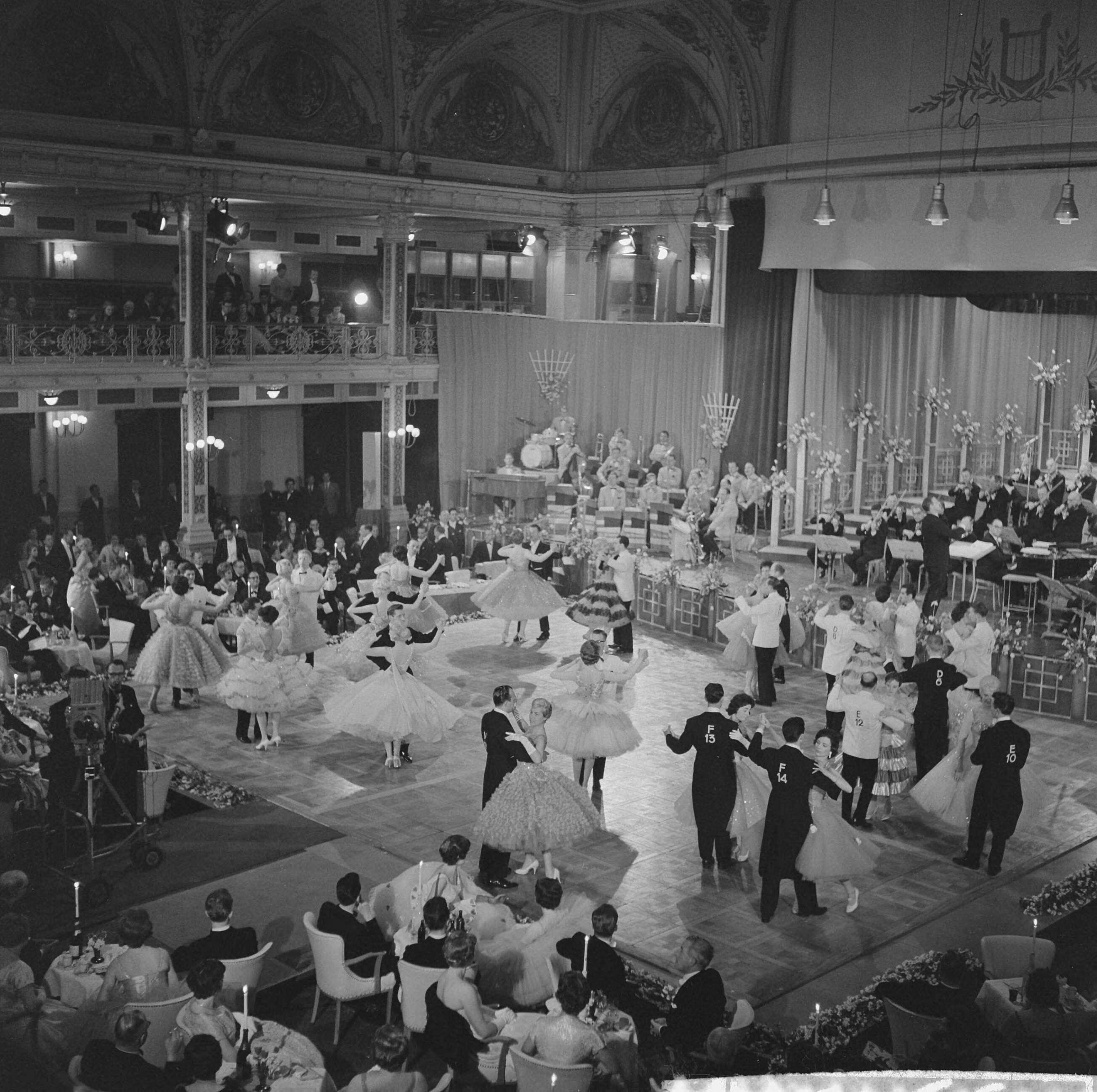 Fotocollectie Anefo — Avro's Europees Danstoernooi in het Kurhaus te Scheveningen — Foto: Behrens, Herbert F. / Anefo. Licentie: Set B: Rechtenvrij / Publiek Domein. Bron: Nationaal Archief. http://hdl.handle.net/10648/a9d1467c-d0b4-102d-bcf8-003048976d84