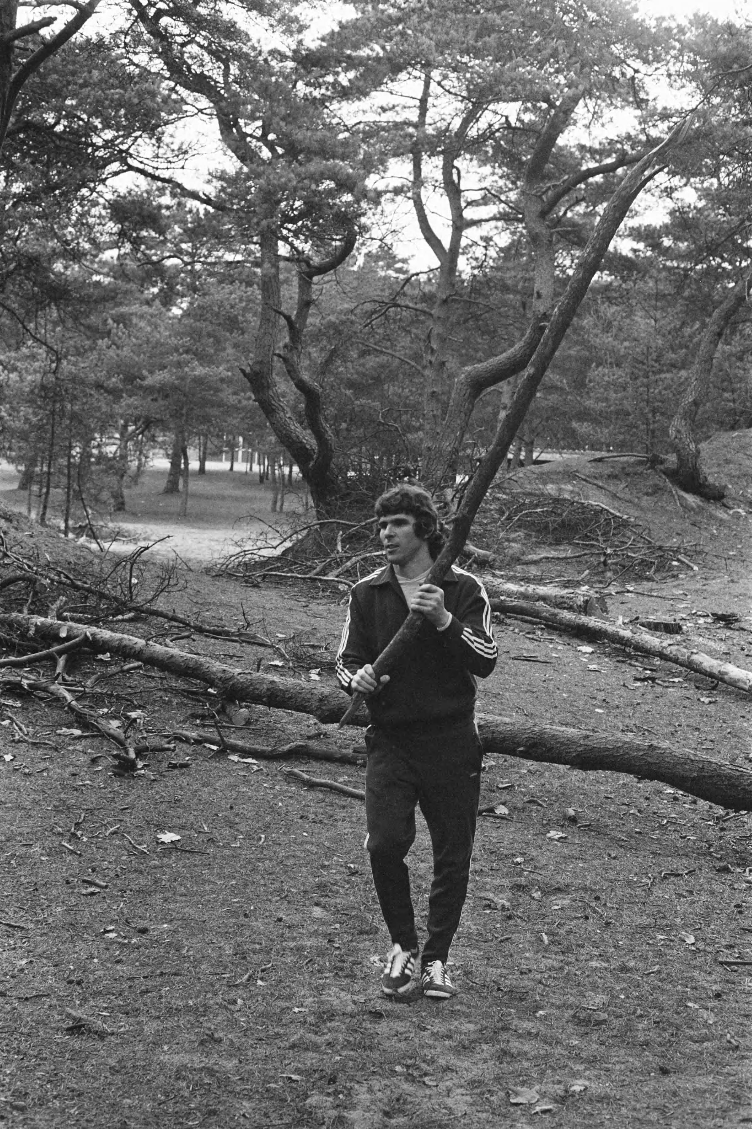 Fotocollectie Anefo — Feyenoord in trainingskamp in Zeist; Van Hanegem met grote tak — Foto: Mieremet, Rob / Anefo. Licentie: Set B: Rechtenvrij / Publiek Domein. Bron: Nationaal Archief. http://hdl.handle.net/10648/abe3089c-d0b4-102d-bcf8-003048976d84