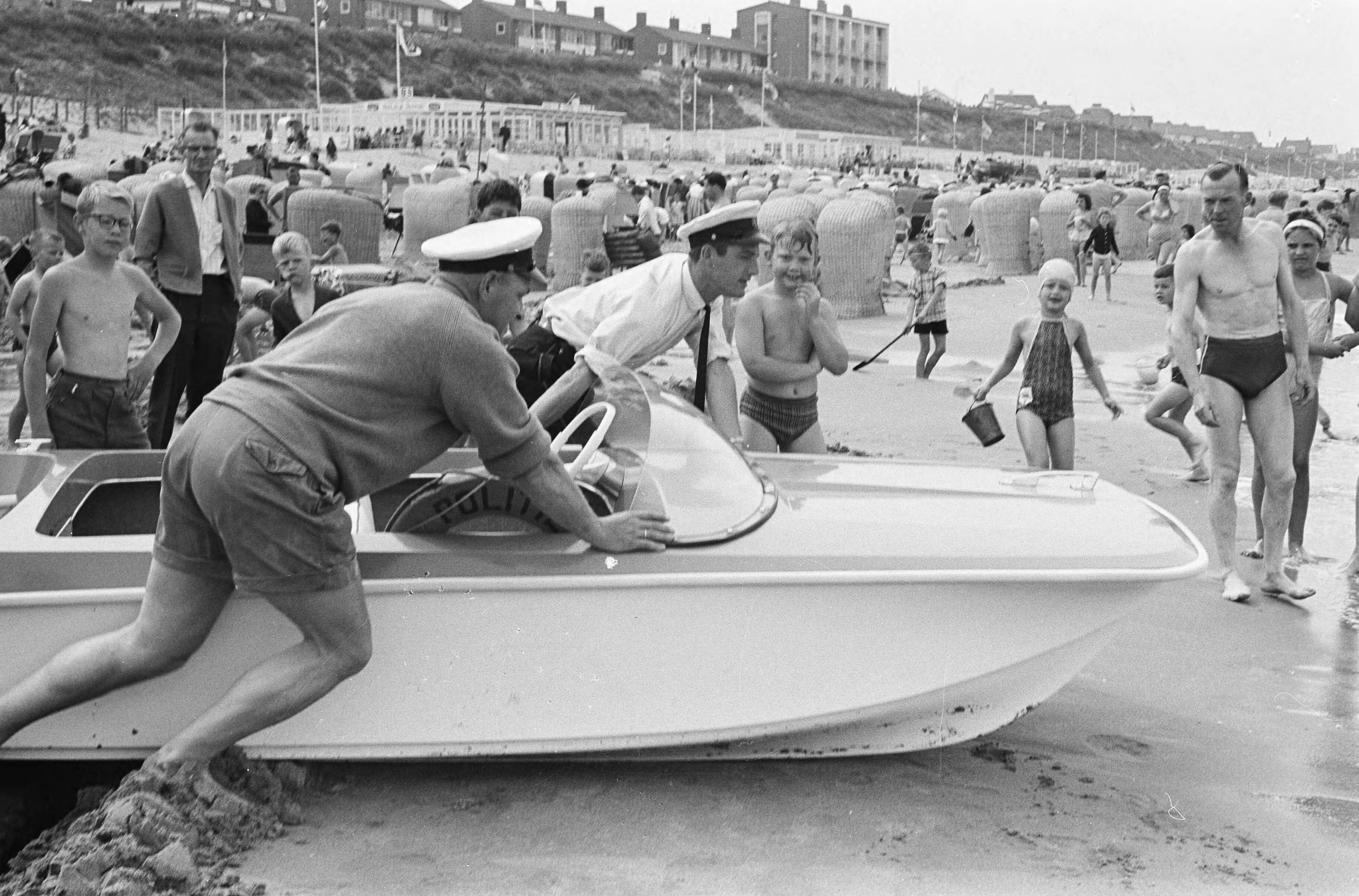 Fotocollectie Anefo — Snelboot als reddingsboot te Zandvoort — Foto: Pot, Harry / Anefo. Licentie: Set B: Rechtenvrij / Publiek Domein. Bron: Nationaal Archief. http://hdl.handle.net/10648/aa11a640-d0b4-102d-bcf8-003048976d84