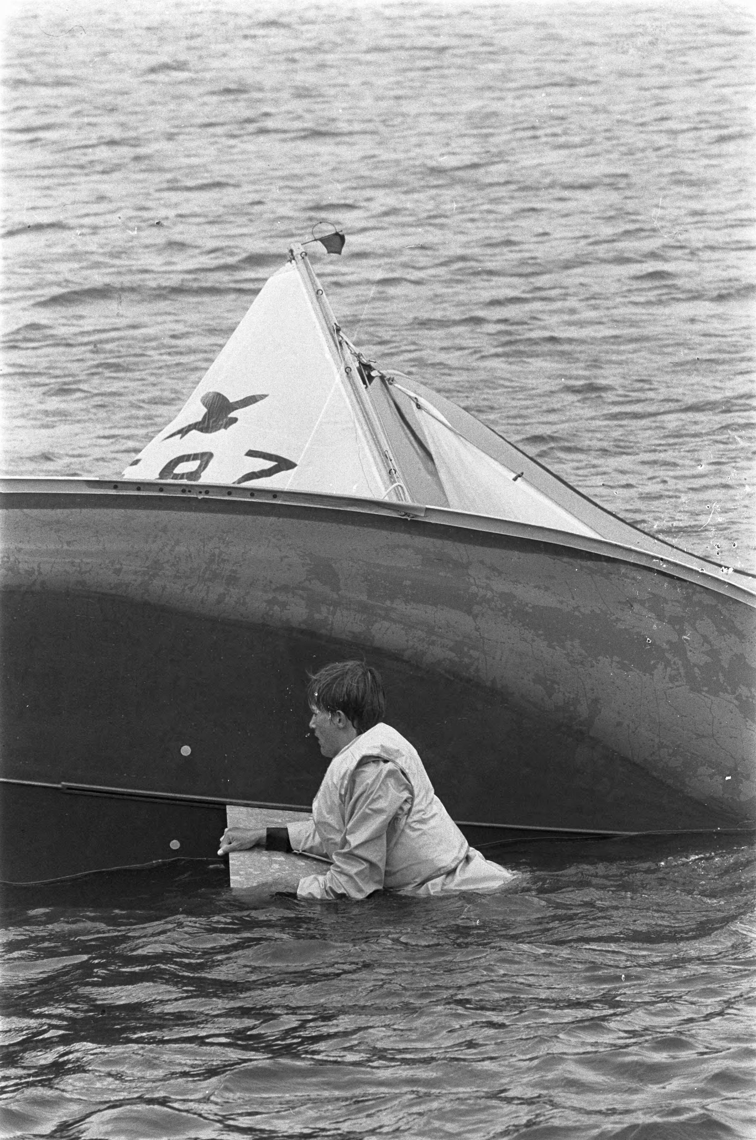 Fotocollectie Anefo — Hollandweek te Loosdrecht, een stern is omgeslagen, de stuurman aan het werk — Foto: Kroon, Ron / Anefo. Licentie: Set B: Rechtenvrij / Publiek Domein. Bron: Nationaal Archief. http://hdl.handle.net/10648/aaf49720-d0b4-102d-bcf8-003048976d84