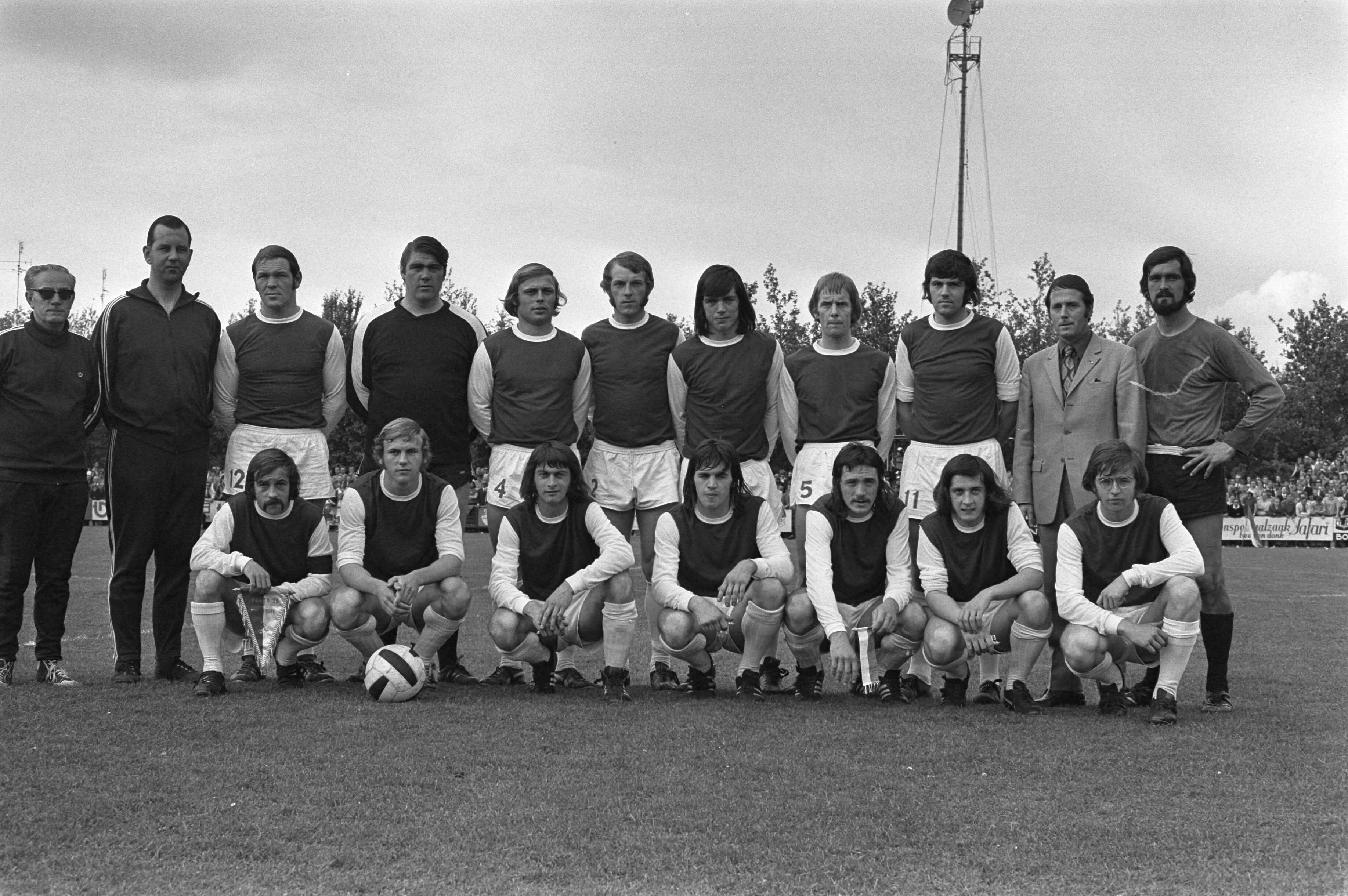 RKSV Sparta '25 - Xerxes: 0-0, kampioenschap Nederlands amateurvoetbal — Het team van Xerxes poseert voor de wedstrijd — Foto: Fotograaf Onbekend / Anefo. Licentie: Set B: Rechtenvrij / Publiek Domein. Bron: Nationaal Archief. http://hdl.handle.net/10648/abea3478-d0b4-102d-bcf8-003048976d84