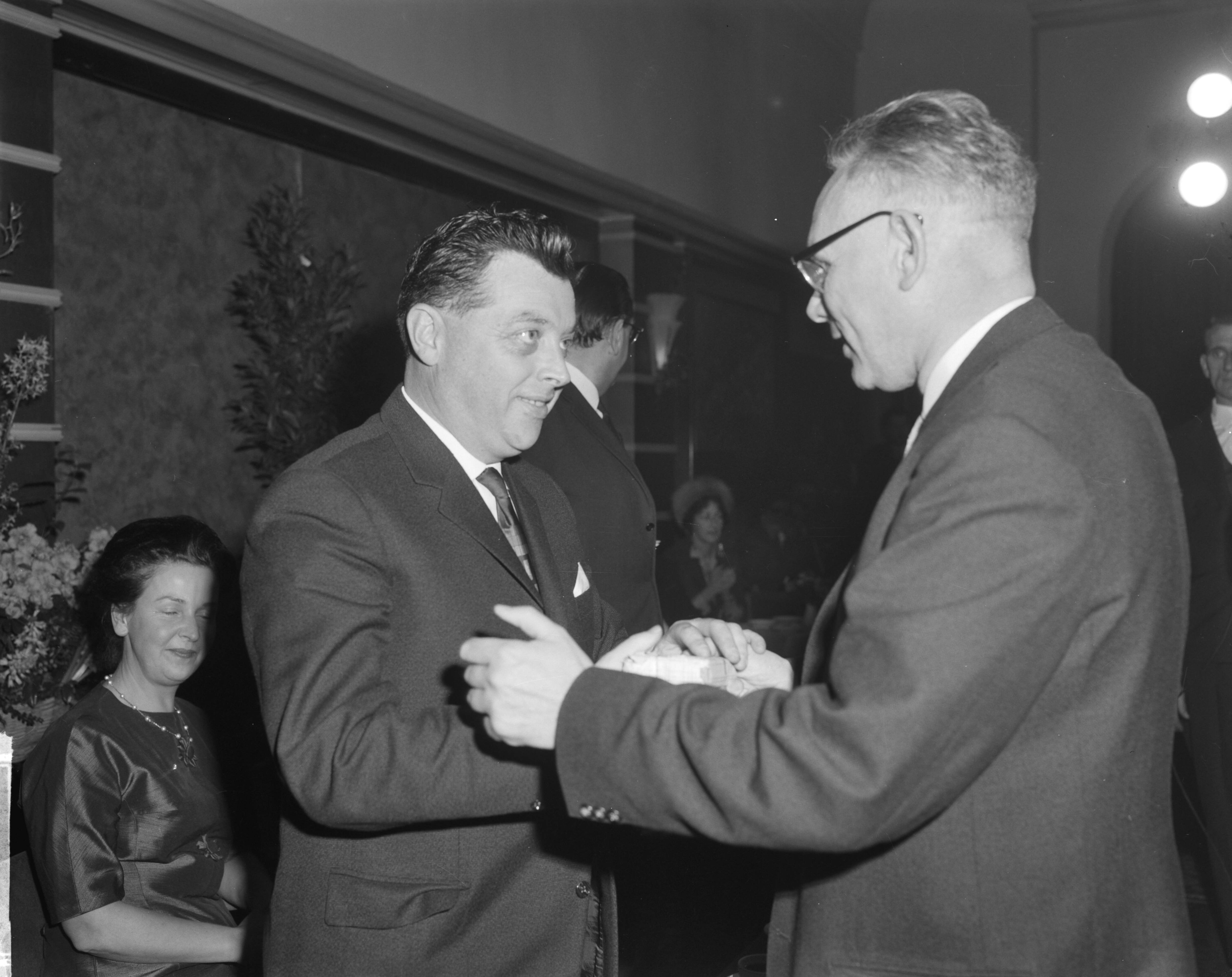 Fotocollectie Anefo — Carel Enkelaar heeft afscheid genomen als hoofd van het NTS-journaal in Hof van Holland te Hilversum, J.W. Rengelink, porgrammacommissaris van de NTS — Foto: Bilsen, Joop van / Anefo. Licentie: Set B: Rechtenvrij / Publiek Domein. Bron: Nationaal Archief. http://hdl.handle.net/10648/aa28406c-d0b4-102d-bcf8-003048976d84