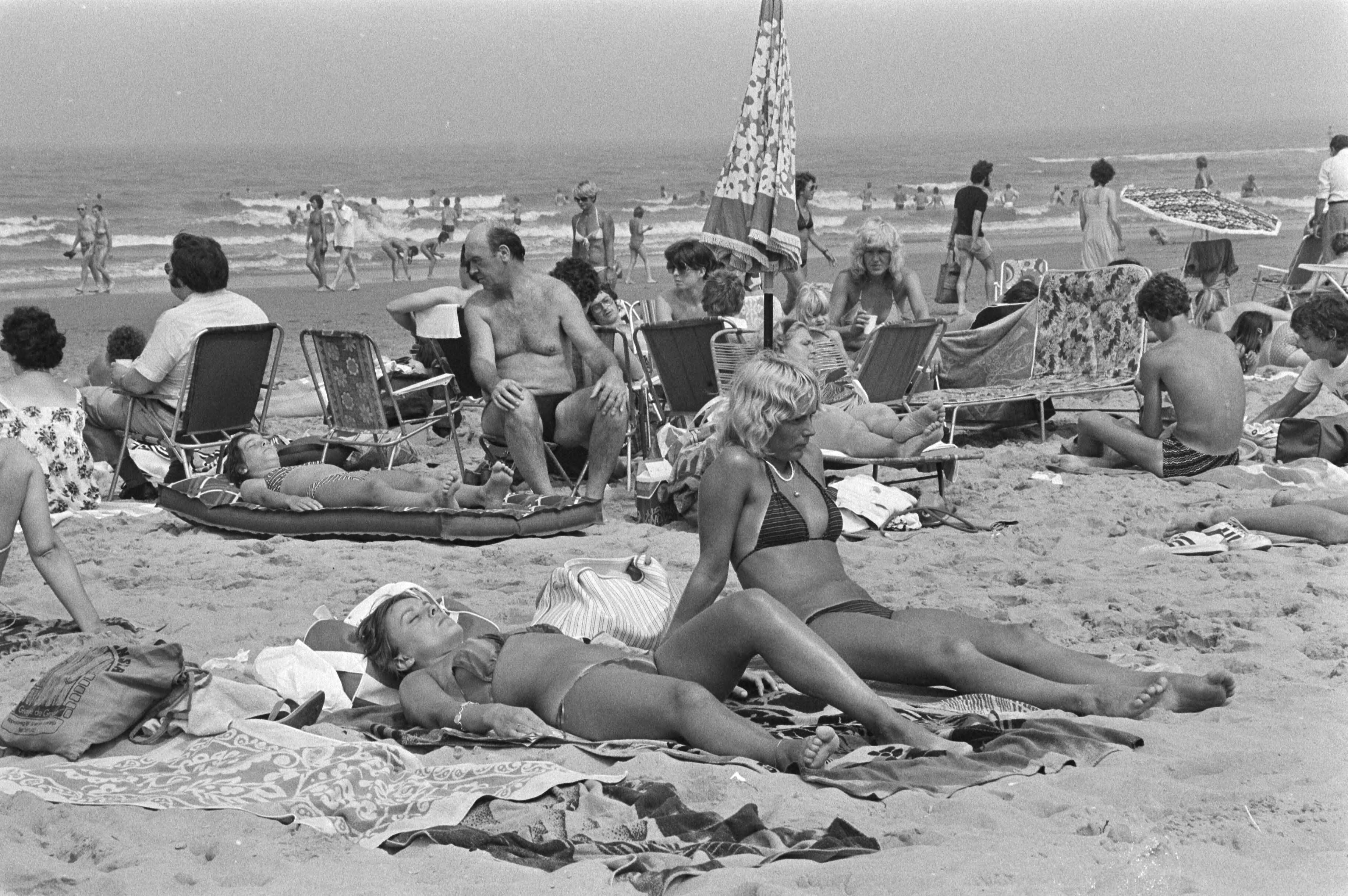 Fotocollectie Anefo — Mooi weer strand Scheveningen; div. — Foto: Dijk, Hans van / Anefo. Licentie: Set B: Rechtenvrij / Publiek Domein. Bron: Nationaal Archief. http://hdl.handle.net/10648/ad01099a-d0b4-102d-bcf8-003048976d84
