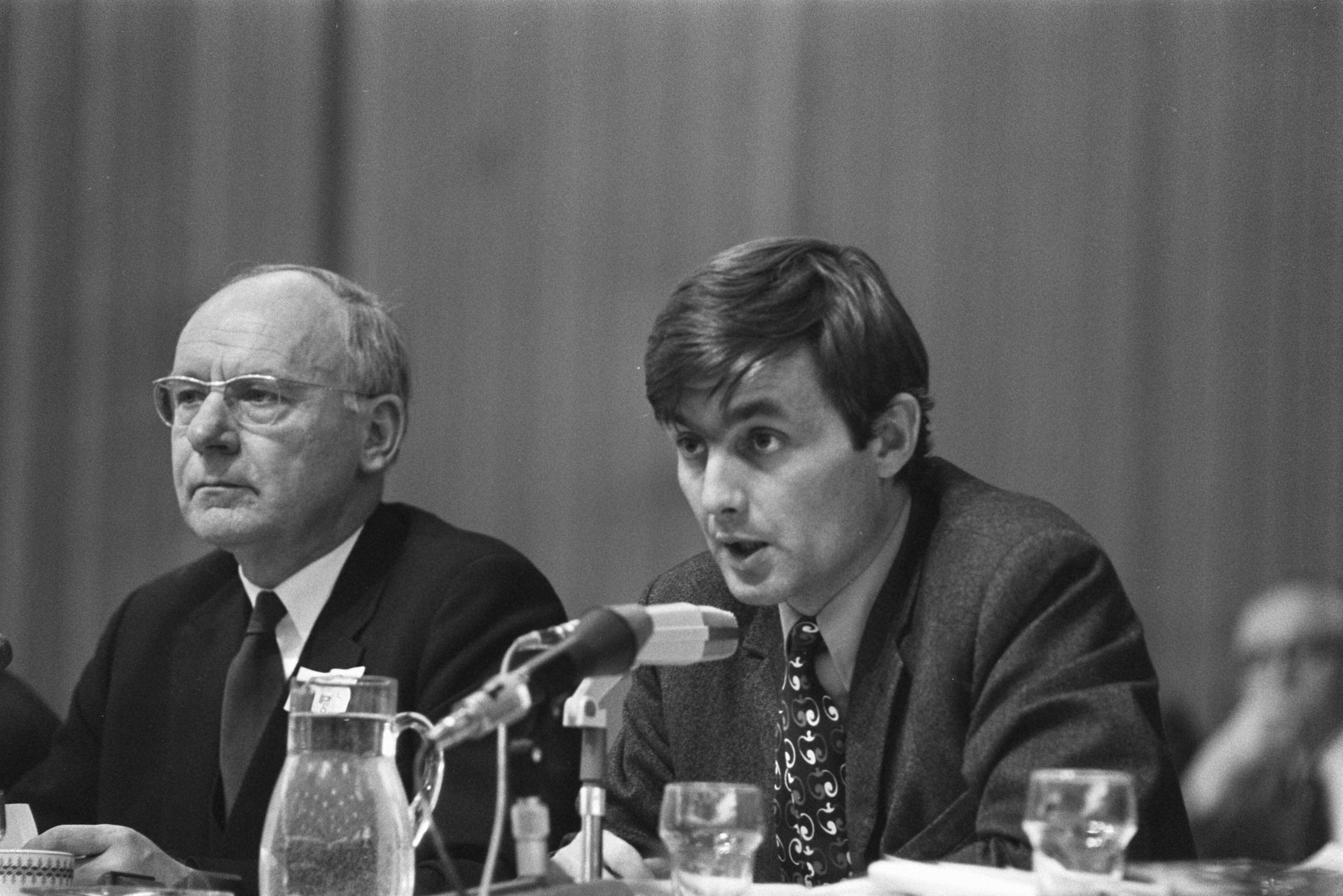 Fotocollectie Anefo — PVDA-congres tweede dag te Groningen. Piet Dankert leest motie van het partijbestuur over Biafra voor. Links Vondeling / — Foto: Evers, Joost / Anefo. Licentie: Set B: Rechtenvrij / Publiek Domein. Bron: Nationaal Archief. http://hdl.handle.net/10648/ab898a38-d0b4-102d-bcf8-003048976d84