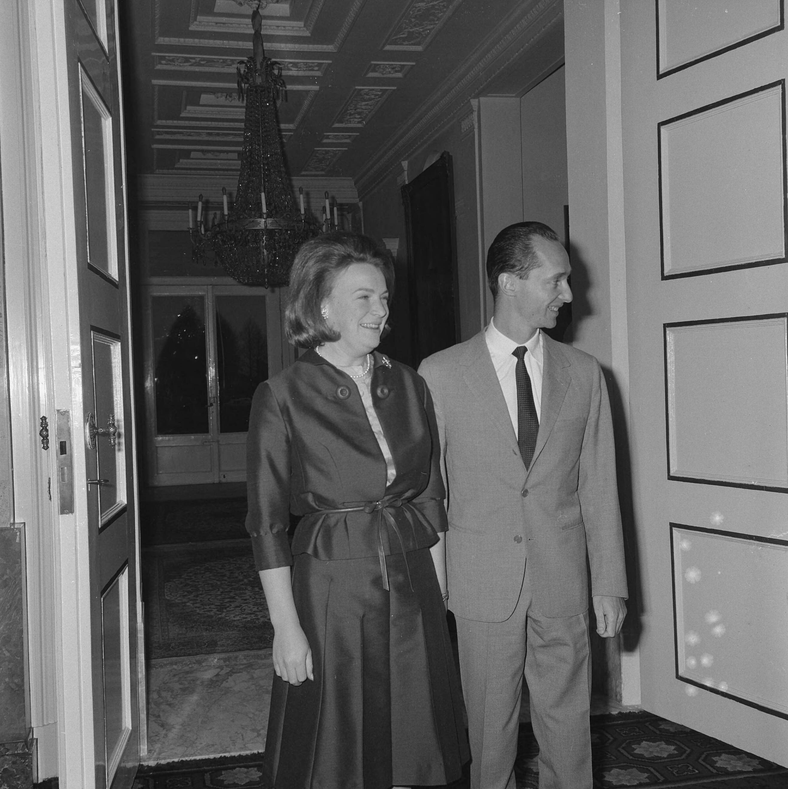 Verloving prinses Irene en prins Carel Hugo van Bourbon Parma — Prinses Irene en prins Carel Hugo de Bourbon-Parma poseren in het Paleis op Soestdijk — Foto: Pot, Harry / Anefo. Licentie: Set B: Rechtenvrij / Publiek Domein. Bron: Nationaal Archief. http://hdl.handle.net/10648/aa5944fa-d0b4-102d-bcf8-003048976d84