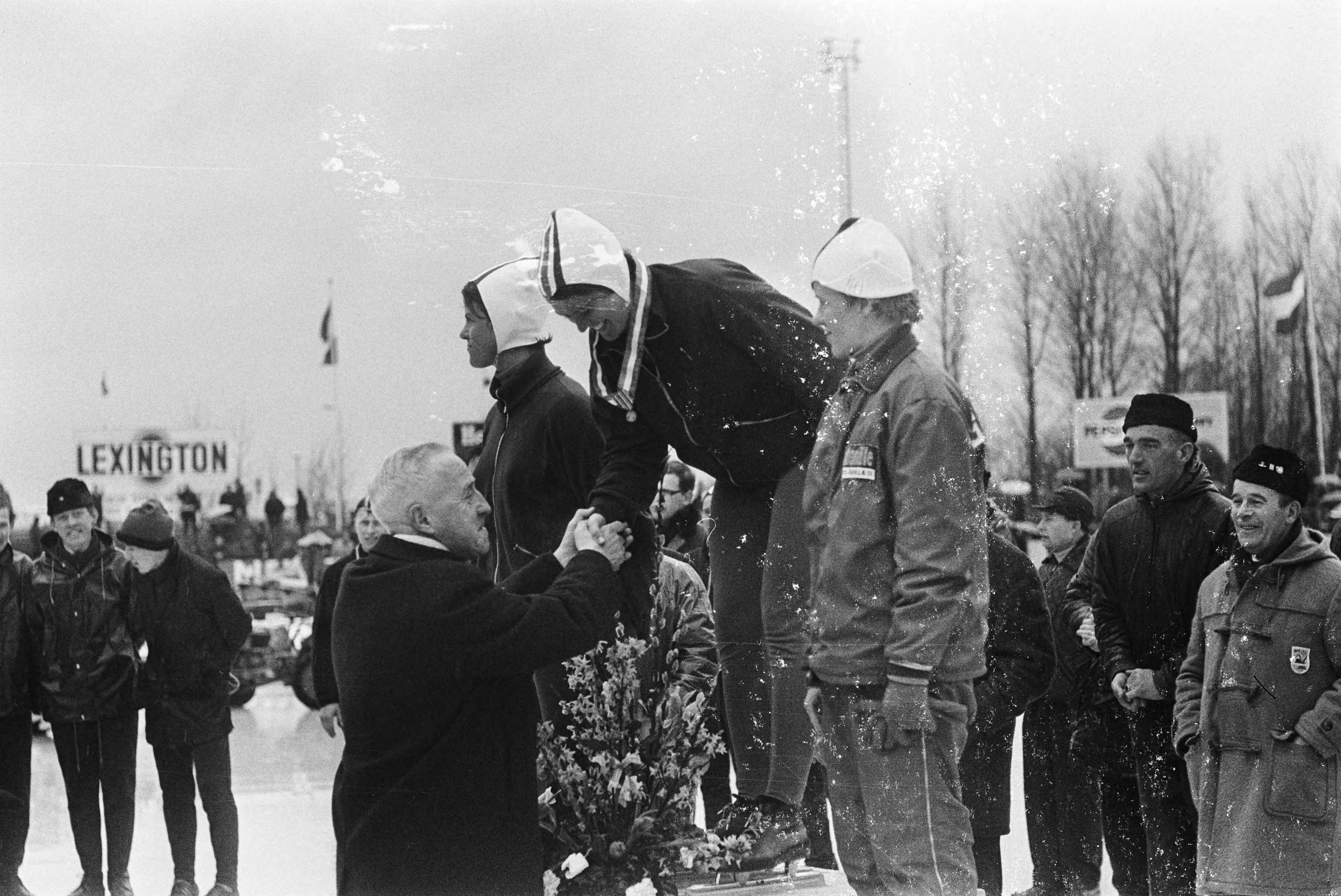 Fotocollectie Anefo — WK schaatsen te Deventer dames — Foto: Koch, Eric / Anefo. Licentie: Set B: Rechtenvrij / Publiek Domein. Bron: Nationaal Archief. http://hdl.handle.net/10648/ab105690-d0b4-102d-bcf8-003048976d84