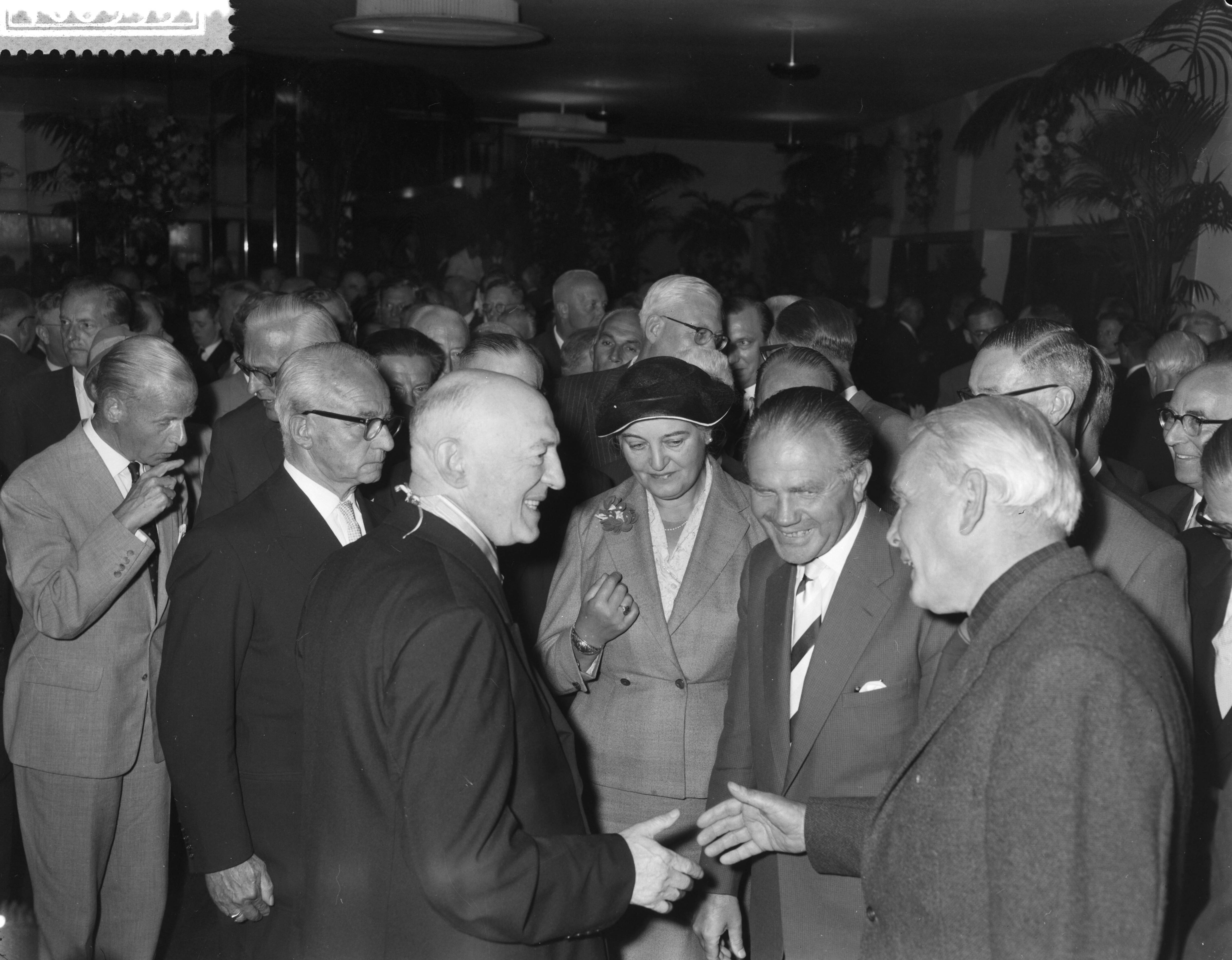 Fotocollectie Anefo — Afscheid van Prof. J.B. Kors O.P. , voorzitter van de katholieke omroepvereniging K.R.O — Foto: Noske, J.D. / Anefo. Licentie: Set B: Rechtenvrij / Publiek Domein. Bron: Nationaal Archief. http://hdl.handle.net/10648/a99c72ee-d0b4-102d-bcf8-003048976d84