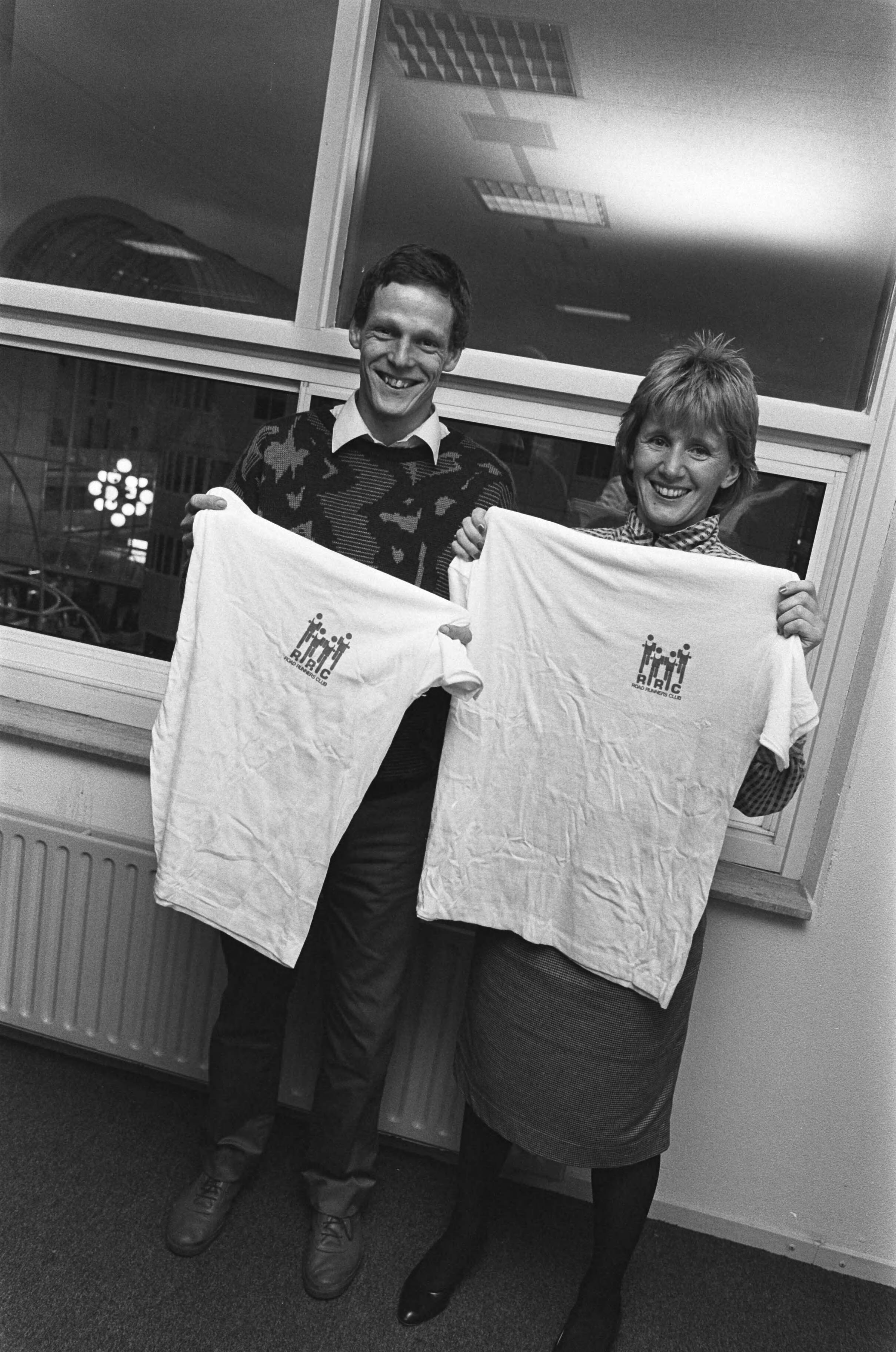 Fotocollectie Anefo — Presentatie Stichting Road Remmers Club in Almere; marathonlopers Gerard Nijboer en Joke van Gerven met shirt RRV — Foto: Bogaerts, Rob / Anefo. Licentie: Set B: Rechtenvrij / Publiek Domein. Bron: Nationaal Archief. http://hdl.handle.net/10648/ad4d76d6-d0b4-102d-bcf8-003048976d84