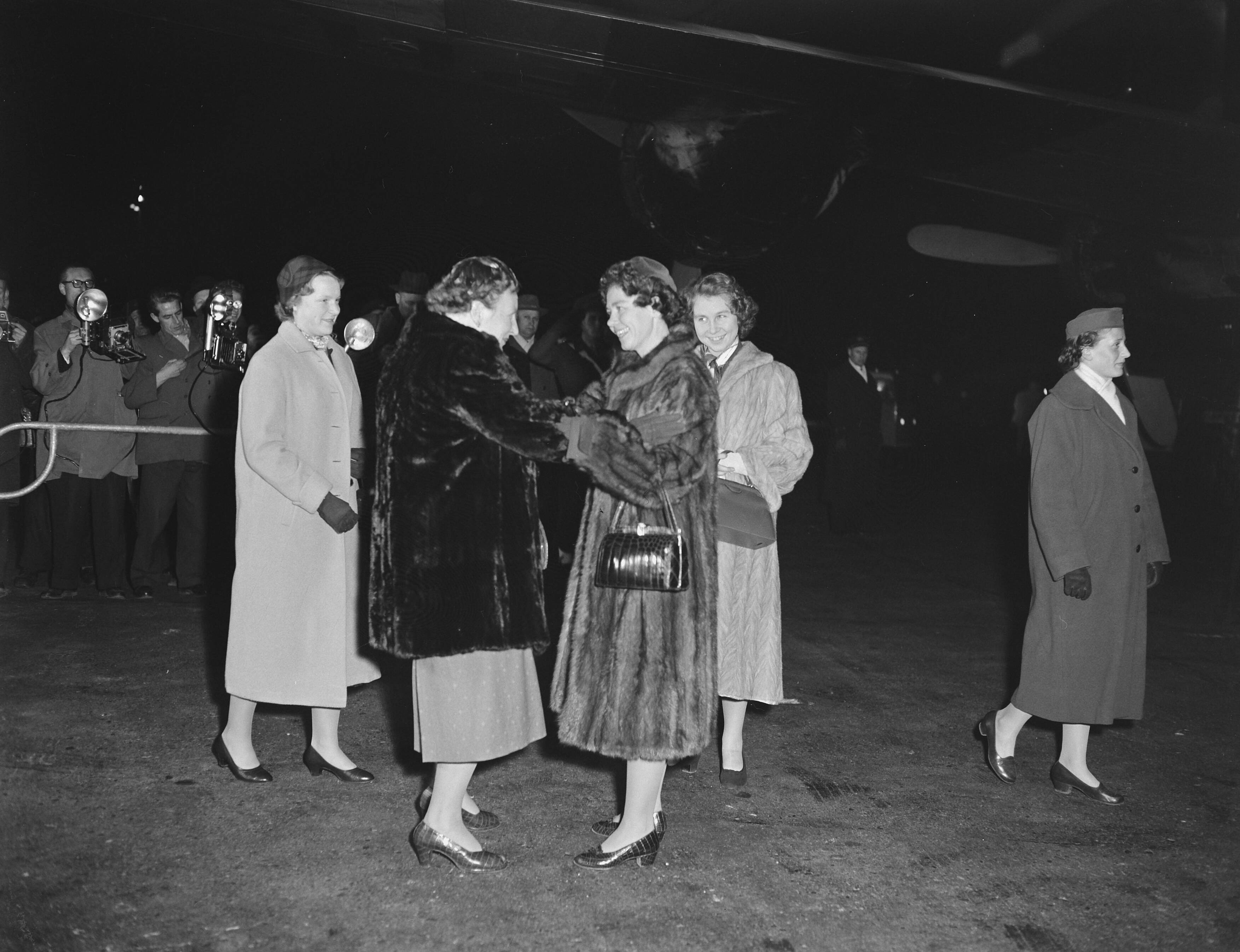 Fotocollectie Anefo — Aankomst van koningin Frederika en prinses Sophia uit Griekenland op Schiphol. Zij werden begroet door koninging Juliana en prinses Irene — Foto: Pot, Harry / Anefo. Licentie: Set B: Rechtenvrij / Publiek Domein. Bron: Nationaal Archief. http://hdl.handle.net/10648/a94439da-d0b4-102d-bcf8-003048976d84