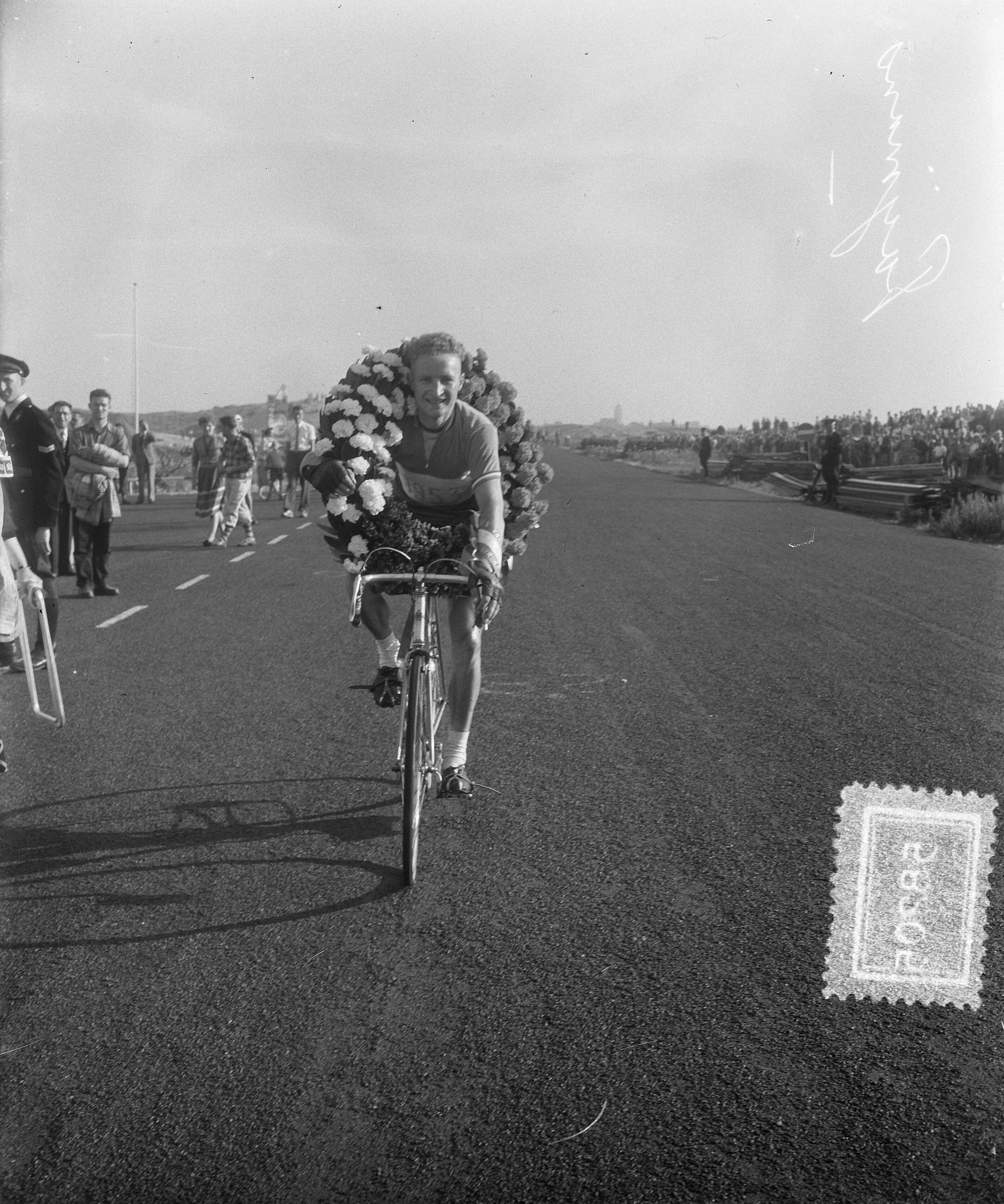 Fotocollectie Anefo — Nationaal kampioenschap wielrennen op de weg voor amateurs op het circuit van Zandvoort. Winnaar Cees Paymans uit Tilburg — Foto: Pot, Harry / Anefo. Licentie: Set B: Rechtenvrij / Publiek Domein. Bron: Nationaal Archief. http://hdl.handle.net/10648/a90f036e-d0b4-102d-bcf8-003048976d84