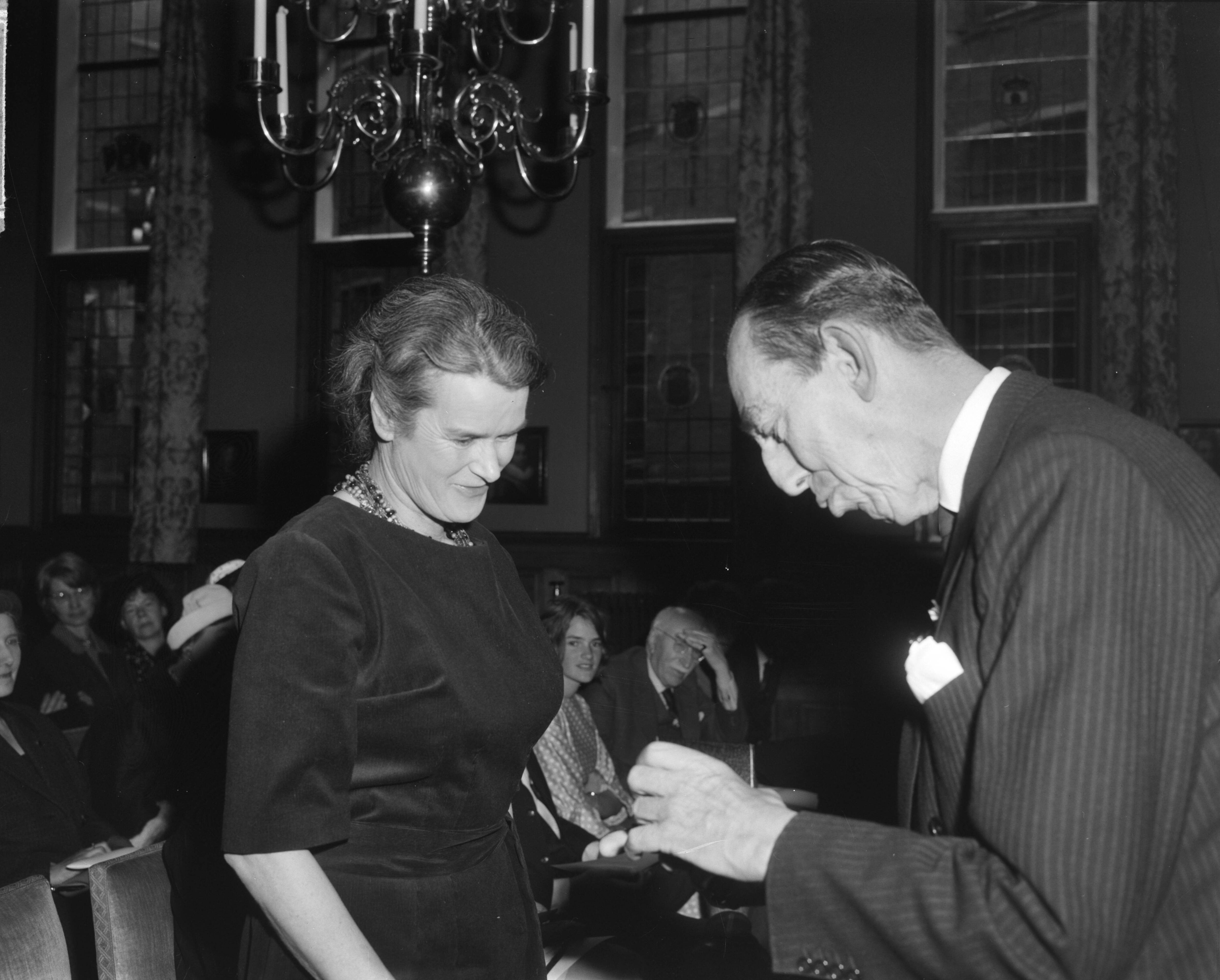Fotocollectie Anefo — Dichteres M. Vasalis, pseudoniem voor mevrouw M. Drooglever Fortuyn ontving in de Statenzaal van het Provinciehuis te Groningen de Culturele Prijs van de provincie Groningen. Commissaris der Koningin mr. C.L.W. Fock reikte de prijs uit — Foto: Bilsen, Joop van / Anefo. Licentie: Set B: Rechtenvrij / Publiek Domein. Bron: Nationaal Archief. http://hdl.handle.net/10648/aa373a9a-d0b4-102d-bcf8-003048976d84