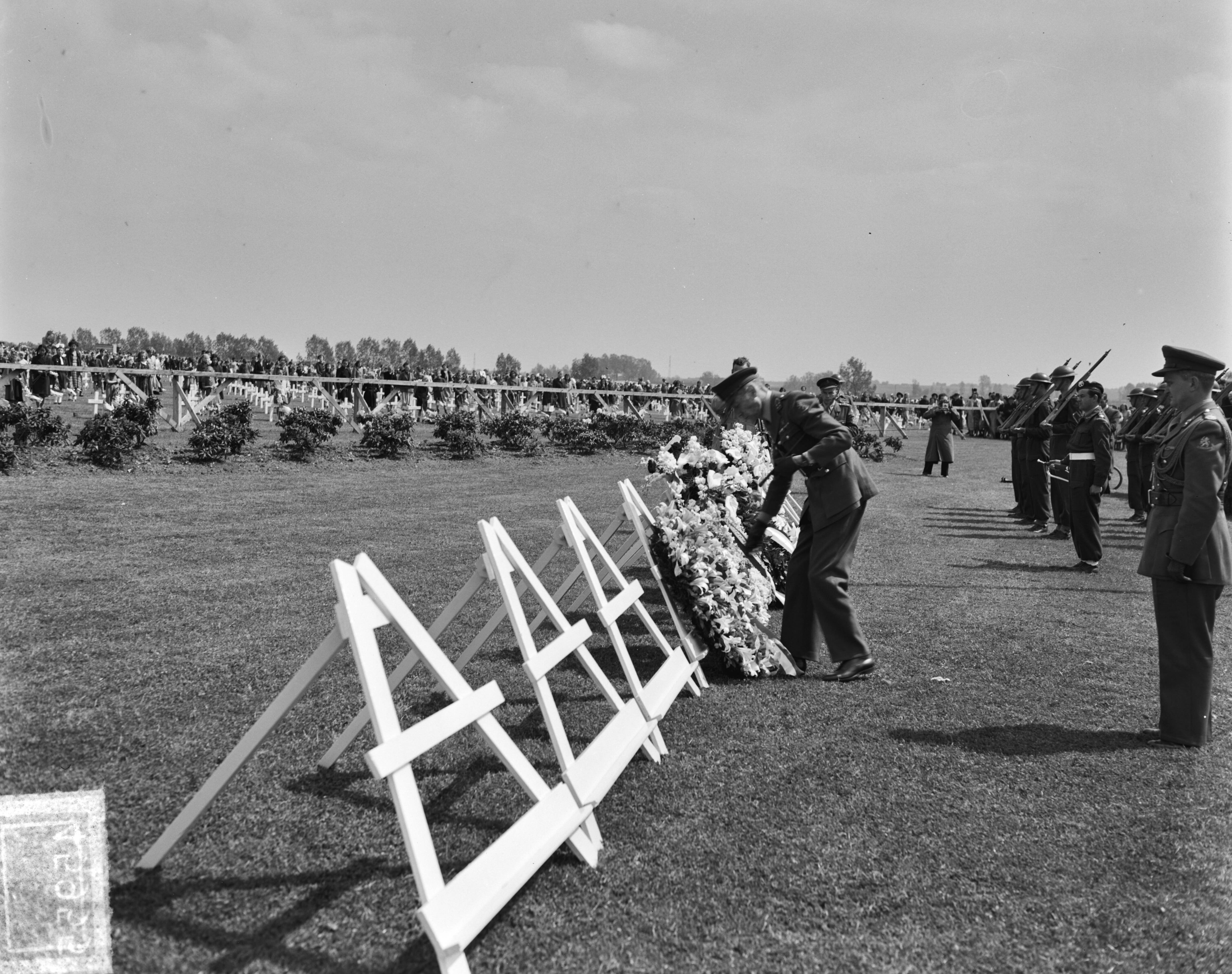 Amerikaanse herdenking op de begraafplaats Margraten — Amerikaanse herdenking op begraafplaats Margraten — Foto: Pot, Harry / Anefo. Licentie: Set B: Rechtenvrij / Publiek Domein. Bron: Nationaal Archief. http://hdl.handle.net/10648/a8eae51a-d0b4-102d-bcf8-003048976d84