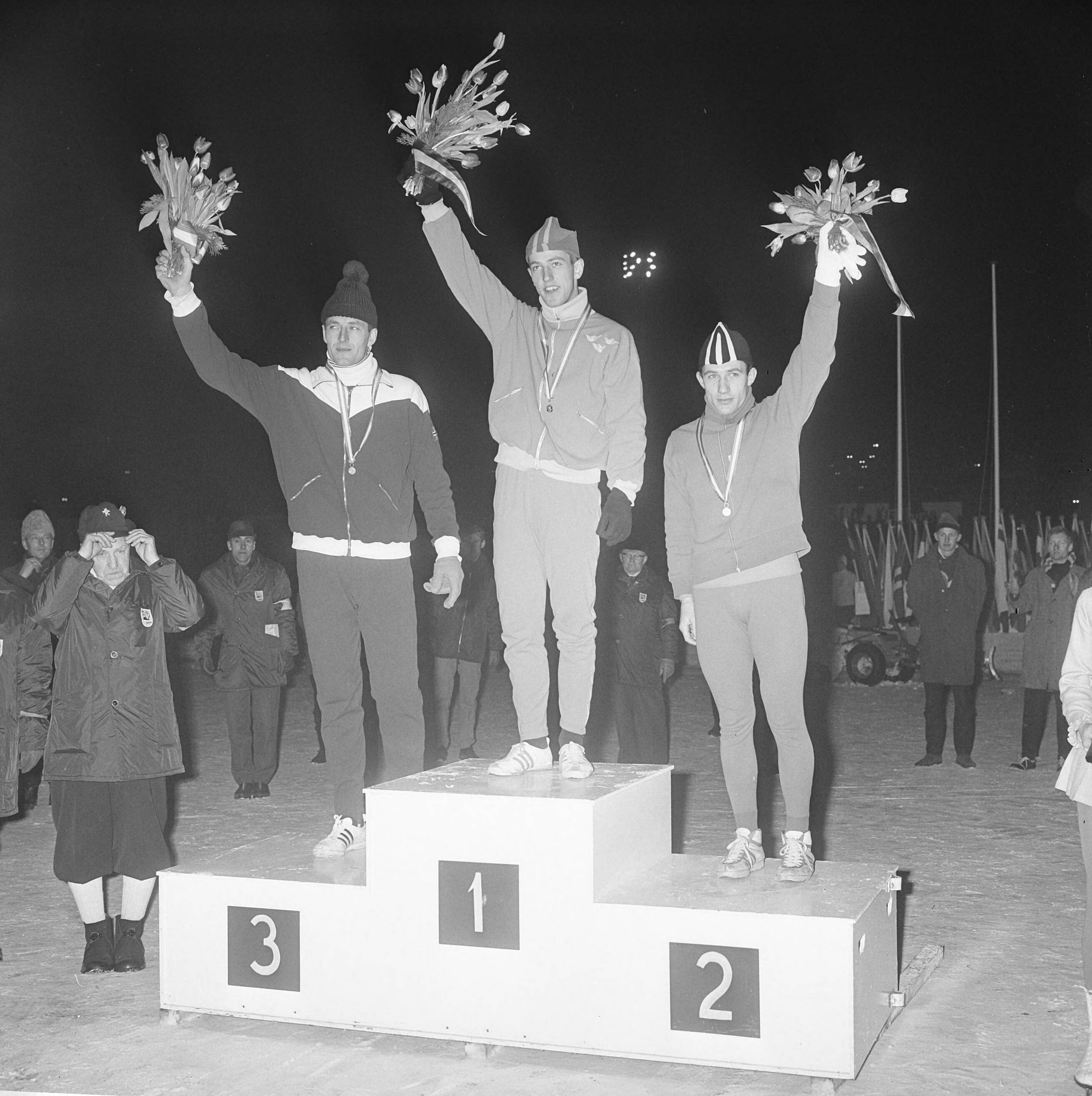 Fotocollectie Anefo — Europese Schaatskampioenschappen te Deventer, op podium v.l.n.r. Kaplan, Schenk, Verkerk — Foto: Koch, Eric / Anefo. Licentie: Set B: Rechtenvrij / Publiek Domein. Bron: Nationaal Archief. http://hdl.handle.net/10648/aad81528-d0b4-102d-bcf8-003048976d84