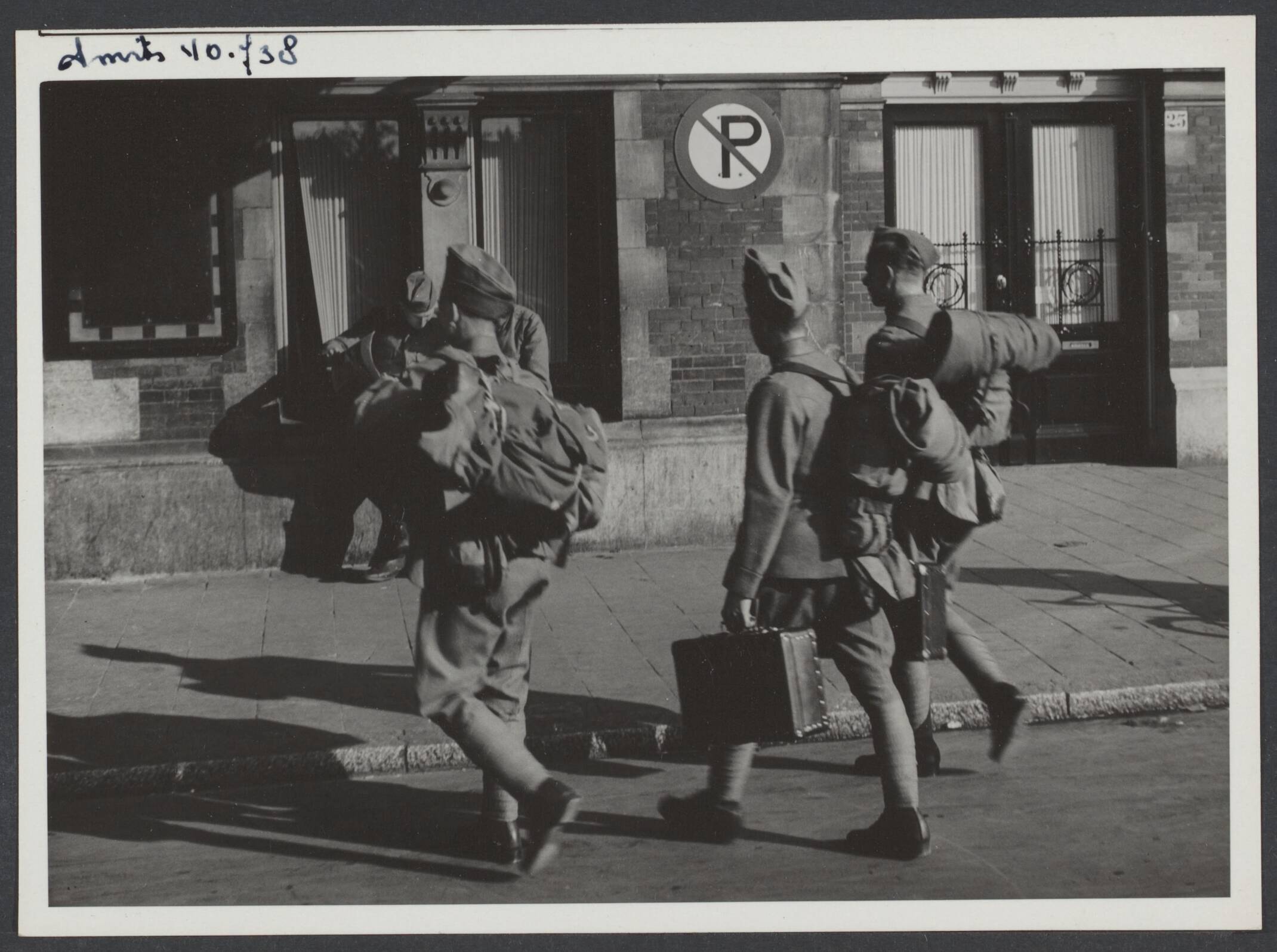 Demobilisatie 1940 — Serie: Demobilisatie Den Haag [militairen met bagage op weg naar Station Hollands Spoor] — Foto: Smits, Roeland Pieter / Spaarnestad. Licentie: Set B: Rechtenvrij / Publiek Domein. Bron: Nationaal Archief. http://hdl.handle.net/10648/62268f72-a43d-32d1-150a-5365b9ec3fd7