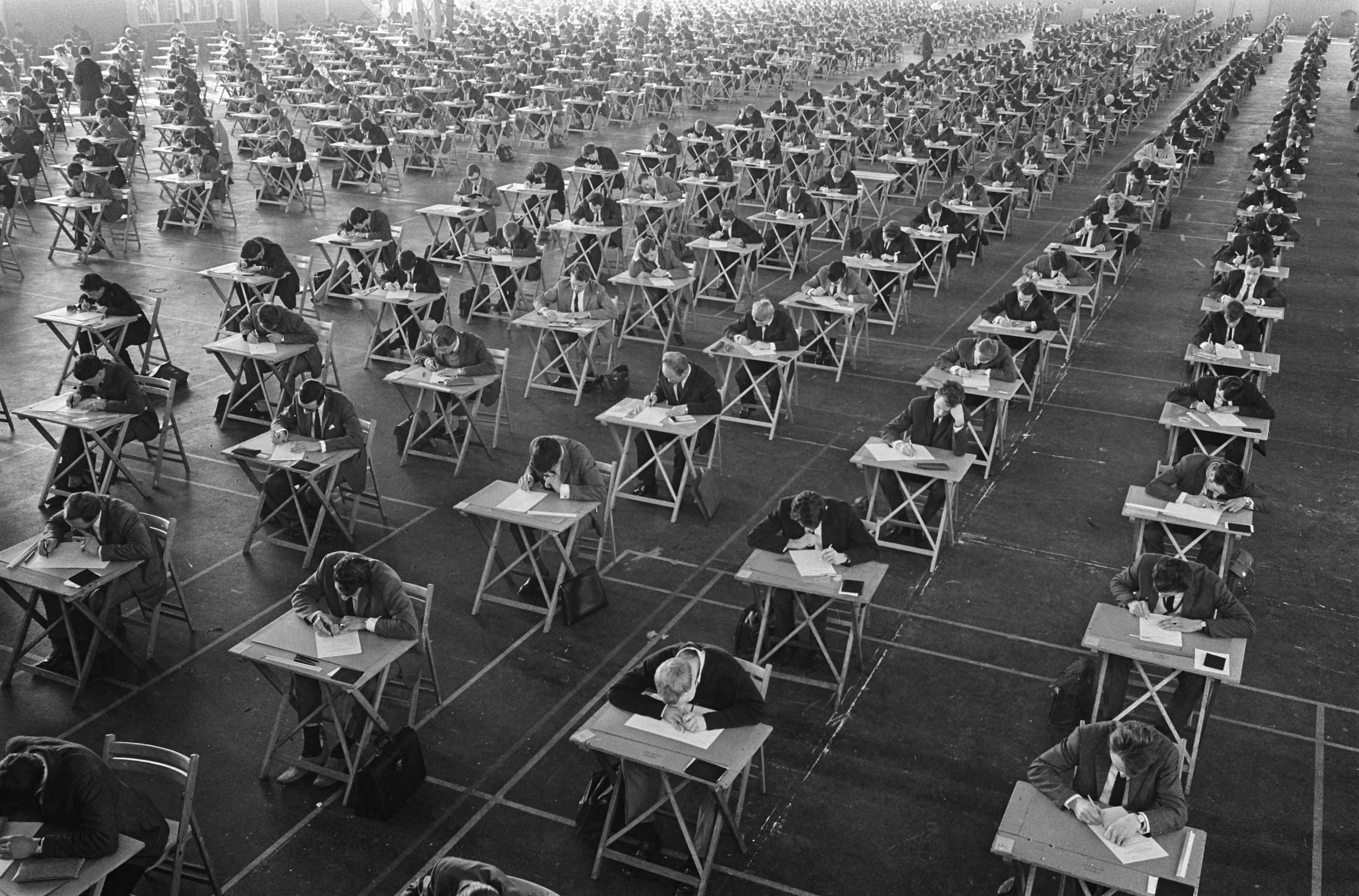 Fotocollectie Anefo — Bouw-examens in de Expohal te Hilversum. Overzicht — Foto: Koch, Eric / Anefo. Licentie: Set B: Rechtenvrij / Publiek Domein. Bron: Nationaal Archief. http://hdl.handle.net/10648/ab3c6fd2-d0b4-102d-bcf8-003048976d84