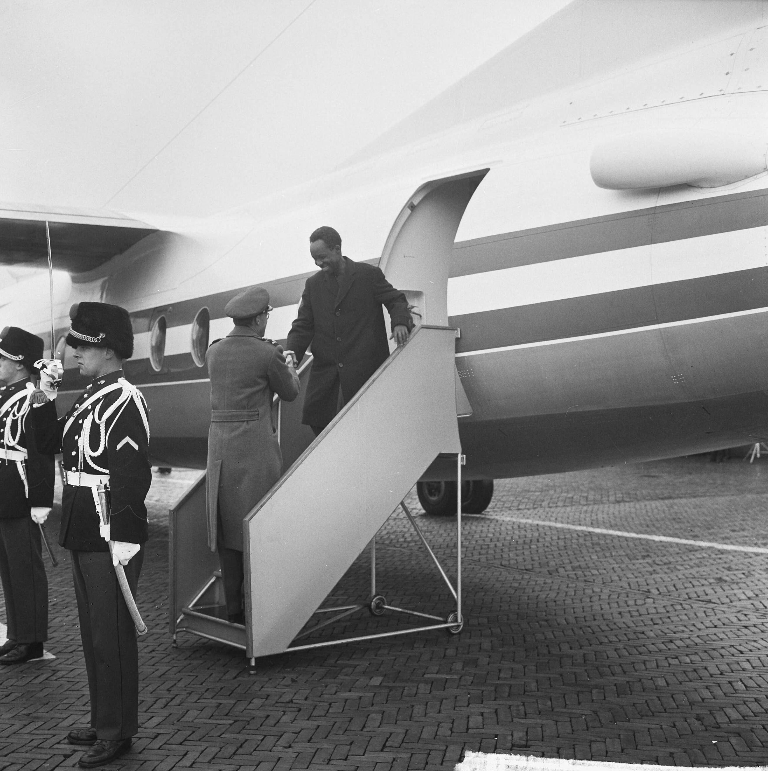 Staatsbezoek van president Julius Nyerere van Tanzania aan Nederland — Staatsbezoek president Nyerere van Tanzania, president Nyerere komt uit vliegtuig op vliegveld Soesterberg en wordt begroet door prins Bernhard — Foto: Koch, Eric / Anefo. Licentie: Set B: Rechtenvrij / Publiek Domein. Bron: Nationaal Archief. http://hdl.handle.net/10648/aaa12a86-d0b4-102d-bcf8-003048976d84