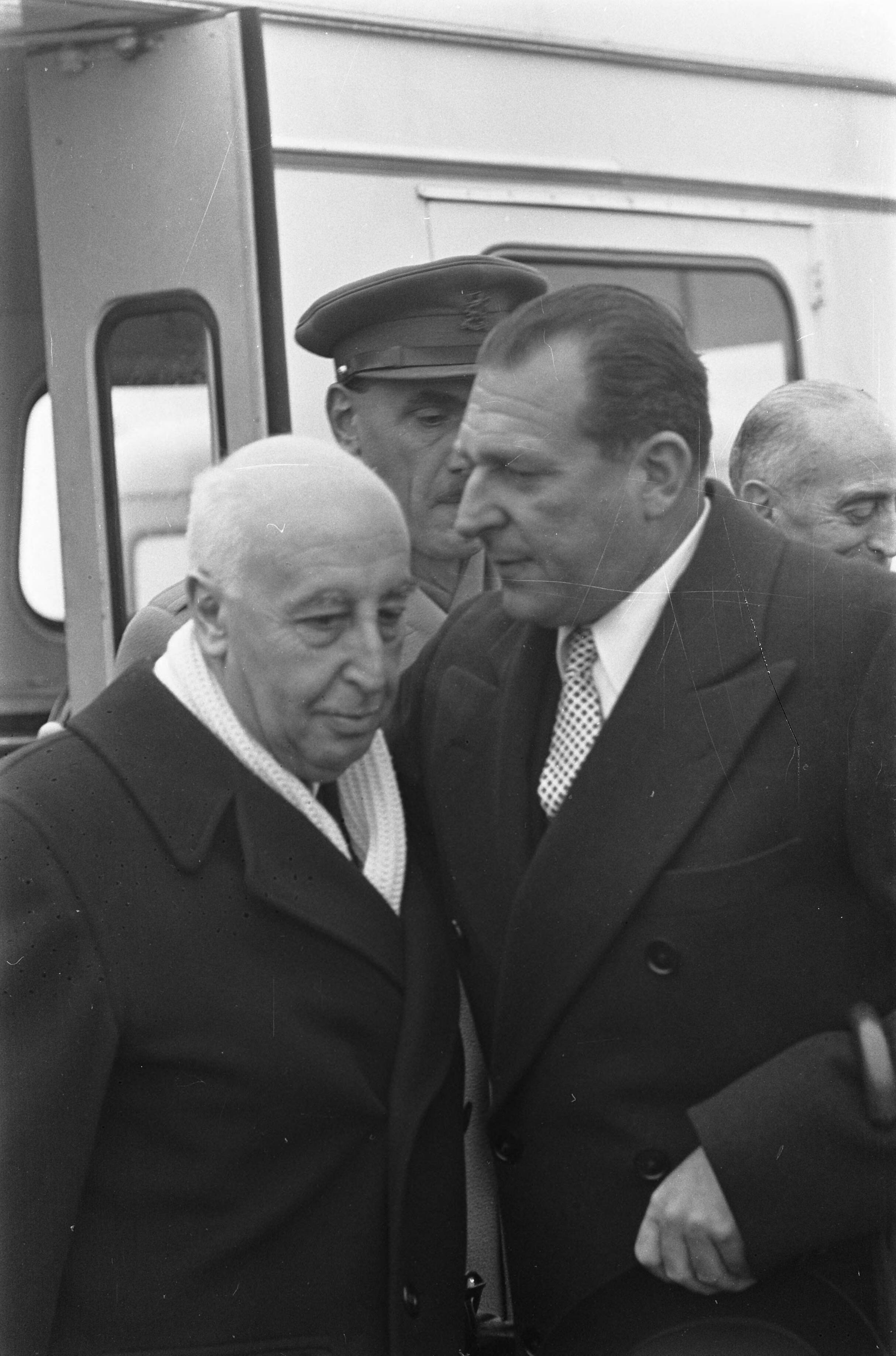 Fotocollectie Anefo — Vertrek van de Spaanse troonpretendent Don Juan de Bourbon van Schiphol. Links de Hertog van Baena, de Spaanse ambassadeur in Nederland, rechts Don Juan de Bourbon, Graaf van Barcelona — Foto: Pot, Harry / Anefo. Licentie: Set B: Rechtenvrij / Publiek Domein. Bron: Nationaal Archief. http://hdl.handle.net/10648/a9a1ea1c-d0b4-102d-bcf8-003048976d84