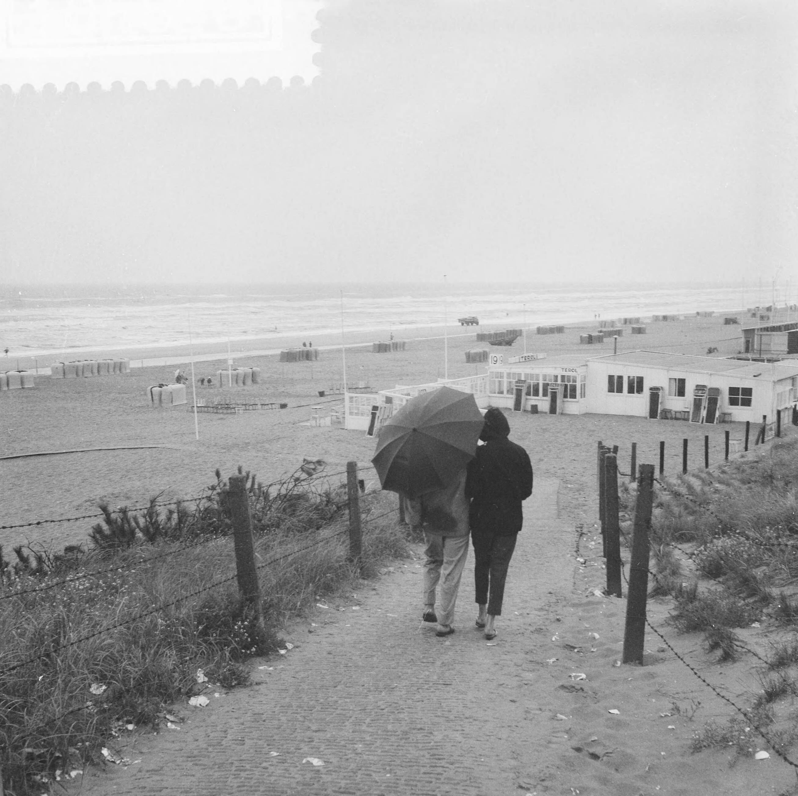 Fotocollectie Anefo — Regen in Zandvoort — Foto: Noske, J.D. / Anefo. Licentie: Set B: Rechtenvrij / Publiek Domein. Bron: Nationaal Archief. http://hdl.handle.net/10648/a99aafea-d0b4-102d-bcf8-003048976d84