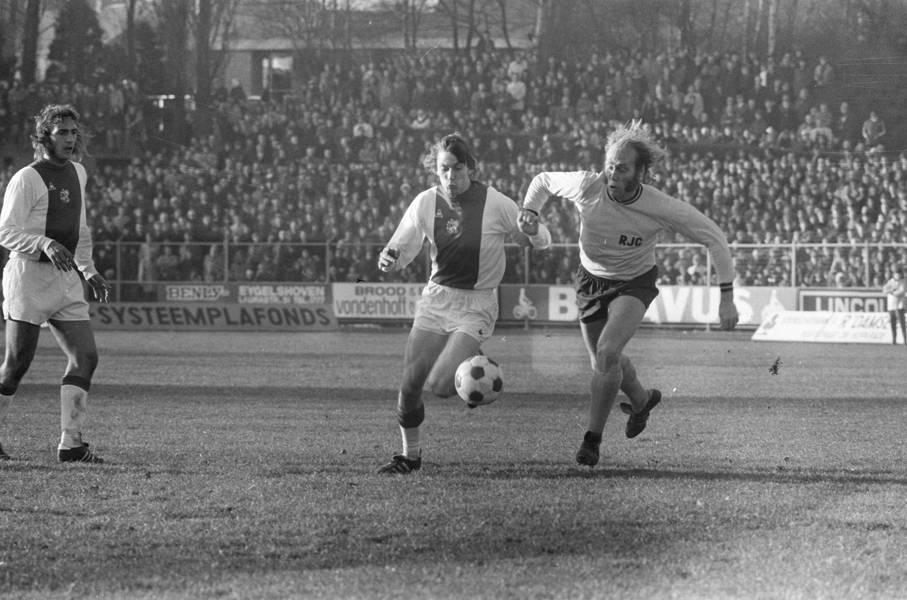 Fotocollectie Anefo — Roda JC tegen Ajax in het kader van de KNVB beker: 0-1. Arnold Mühren (links) in duel met Dijkstra — Foto: Fotograaf Onbekend / Anefo. Licentie: Set B: Rechtenvrij / Publiek Domein. Bron: Nationaal Archief. http://hdl.handle.net/10648/ac3fbaa6-d0b4-102d-bcf8-003048976d84
