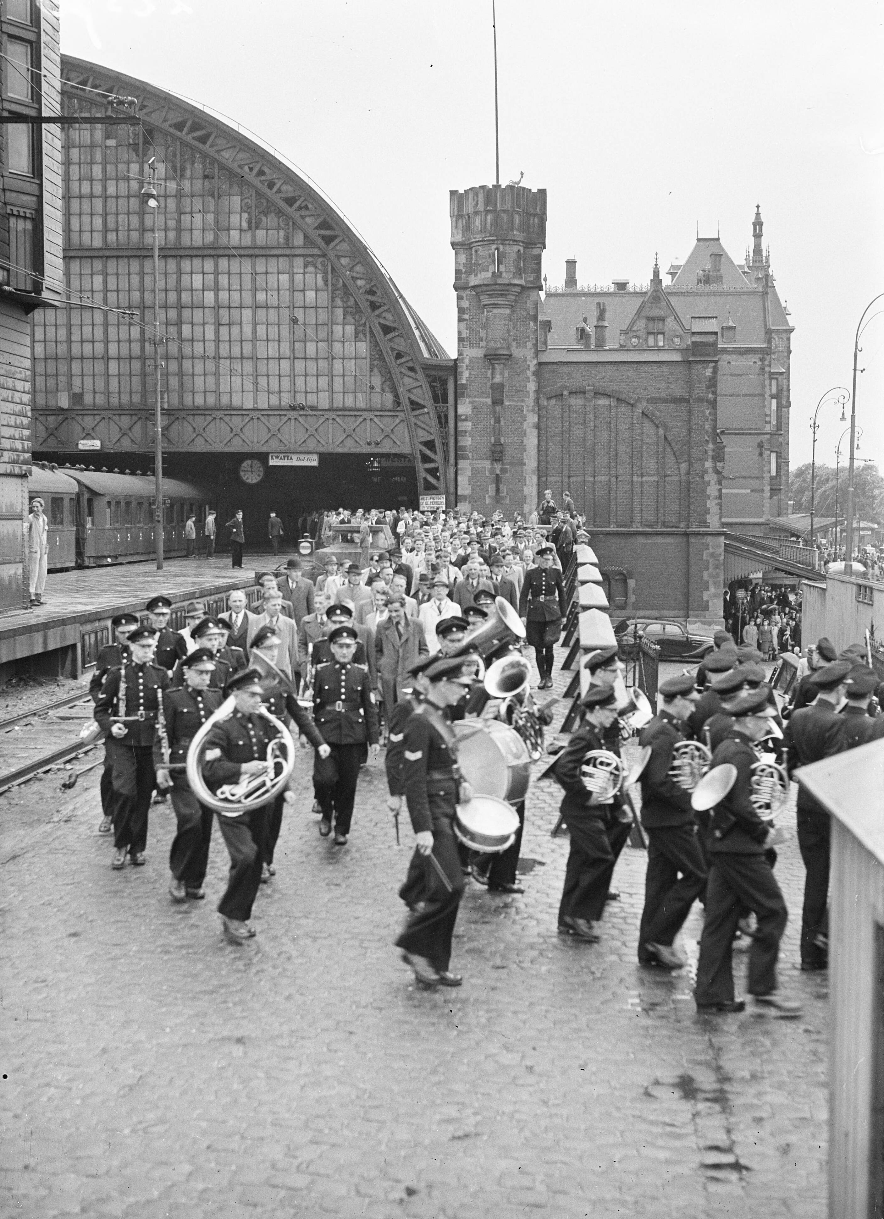Fotocollectie Anefo — Limburgse mijnwerkers bezoeken Amsterdam — Foto: Sagers, Harry / Anefo. Licentie: Set B: Rechtenvrij / Publiek Domein. Bron: Nationaal Archief. http://hdl.handle.net/10648/a8aa63e6-d0b4-102d-bcf8-003048976d84