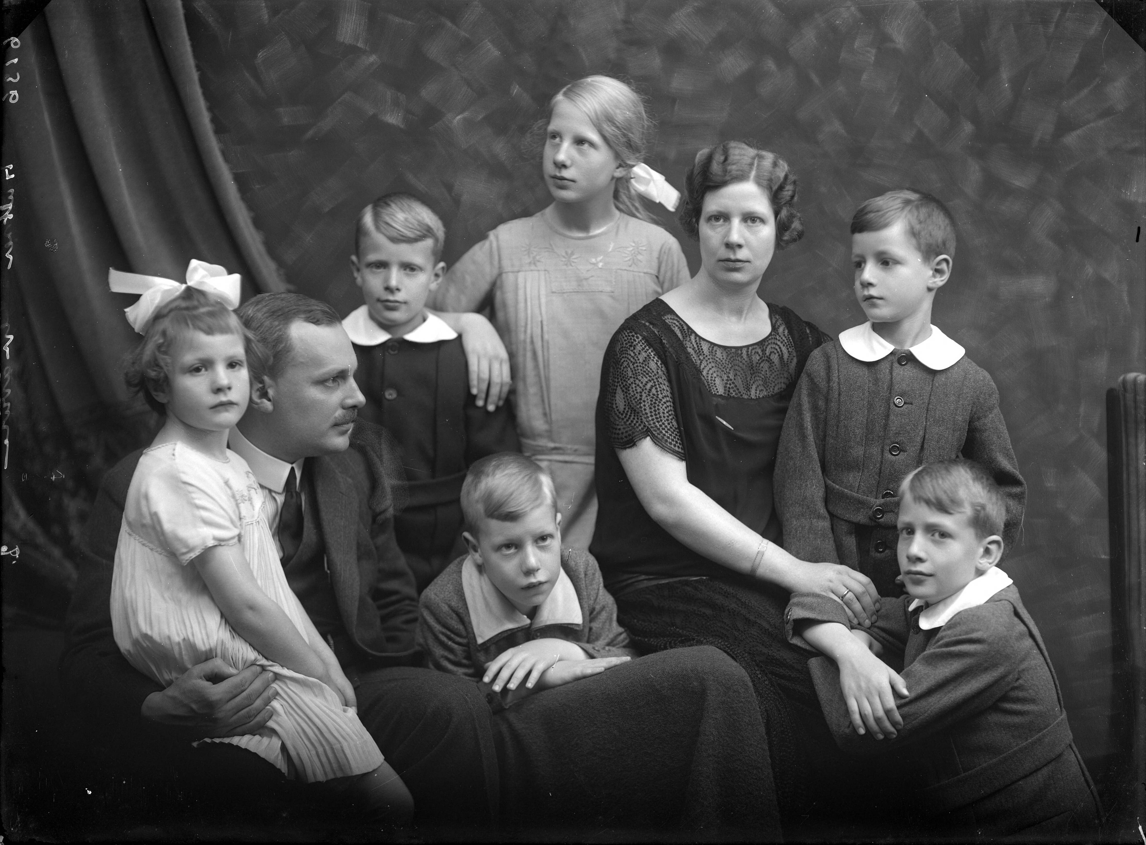 Berg, van den (BERG 050) — Studio-opnames. Een gezin, vader, moeder en hun zes jonge kinderen, vier jongens in pakjes met witte kraagjes, de meisjes met strikken in het haar. Haarlem, Nederland. 1918-1930. — Foto: Berg, Th.C.J. van den / Spaarnestad Photo (05887). Licentie: Set B: Rechtenvrij / Publiek Domein. Bron: Nationaal Archief. http://hdl.handle.net/10648/35429da7-c801-a382-e063-6df0900a6686