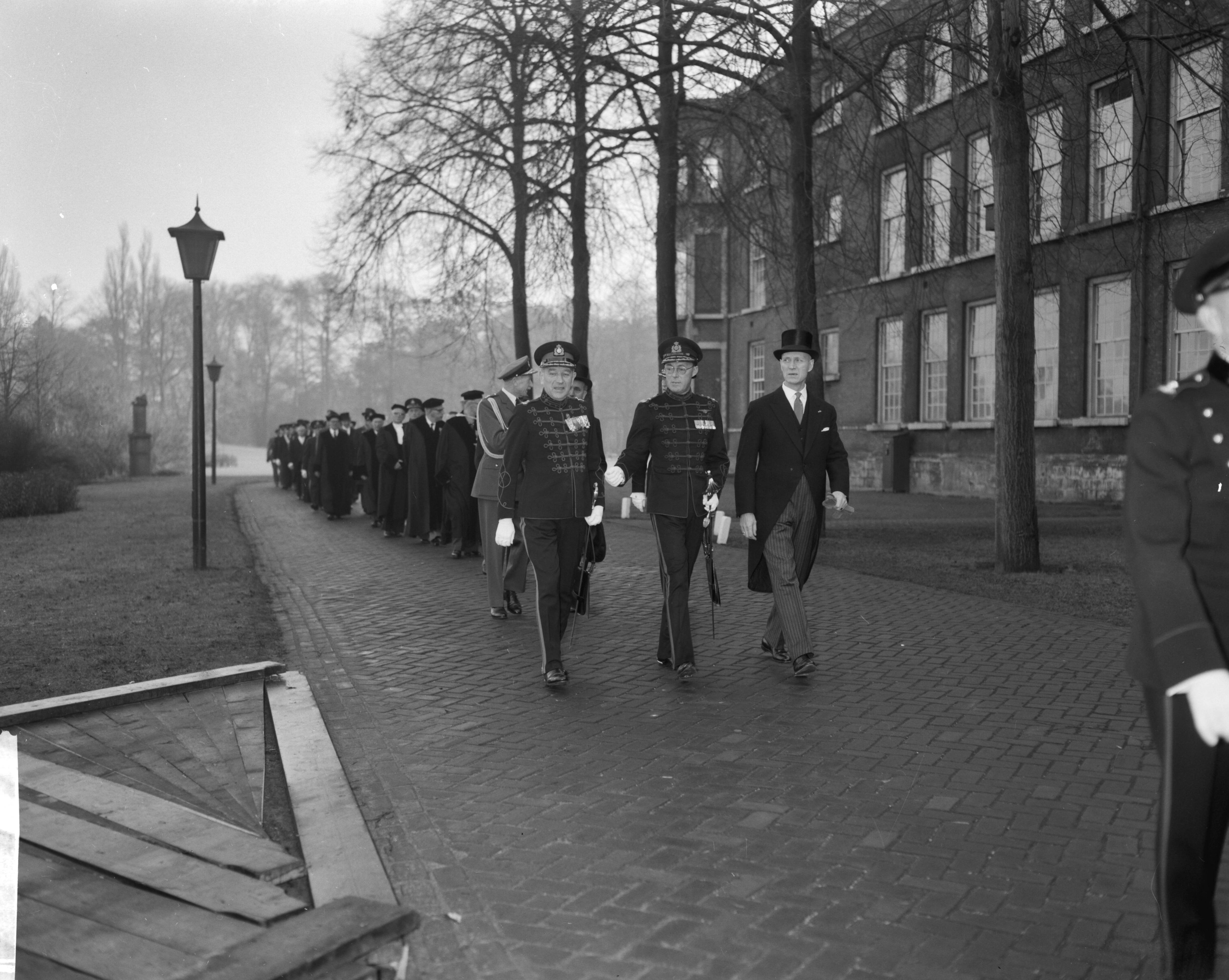 Fotocollectie Anefo — Prins Bernhard bij installatie van het curatorium en de Raad van Gouverneur en Assessoren van de Koninklijke Militaire Academie te Breda. Vertrek van het cortege vanaf de gouverneurswoning. Links van de prins de gouverneur van de academier, brigade-generaal W.C.H. van Reede, rechts de staatssecretaris van Defensie, mr. R.H. Calmeyer — Foto: Bilsen, Joop van / Anefo. Licentie: Set B: Rechtenvrij / Publiek Domein. Bron: Nationaal Archief. http://hdl.handle.net/10648/a9edb064-d0b4-102d-bcf8-003048976d84