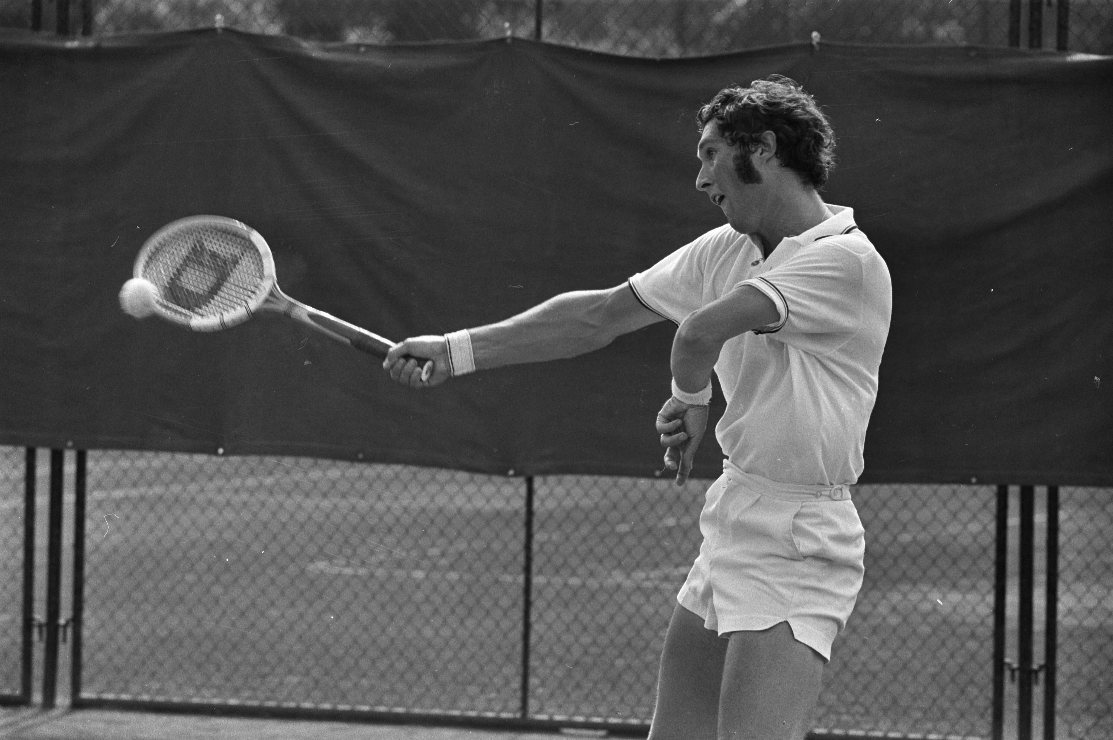 Fotocollectie Anefo — Nationale tenniskampioenschappen Scheveningen, Jan Hordijk in actie — Foto: Evers, Joost / Anefo. Licentie: Set B: Rechtenvrij / Publiek Domein. Bron: Nationaal Archief. http://hdl.handle.net/10648/abc974c2-d0b4-102d-bcf8-003048976d84