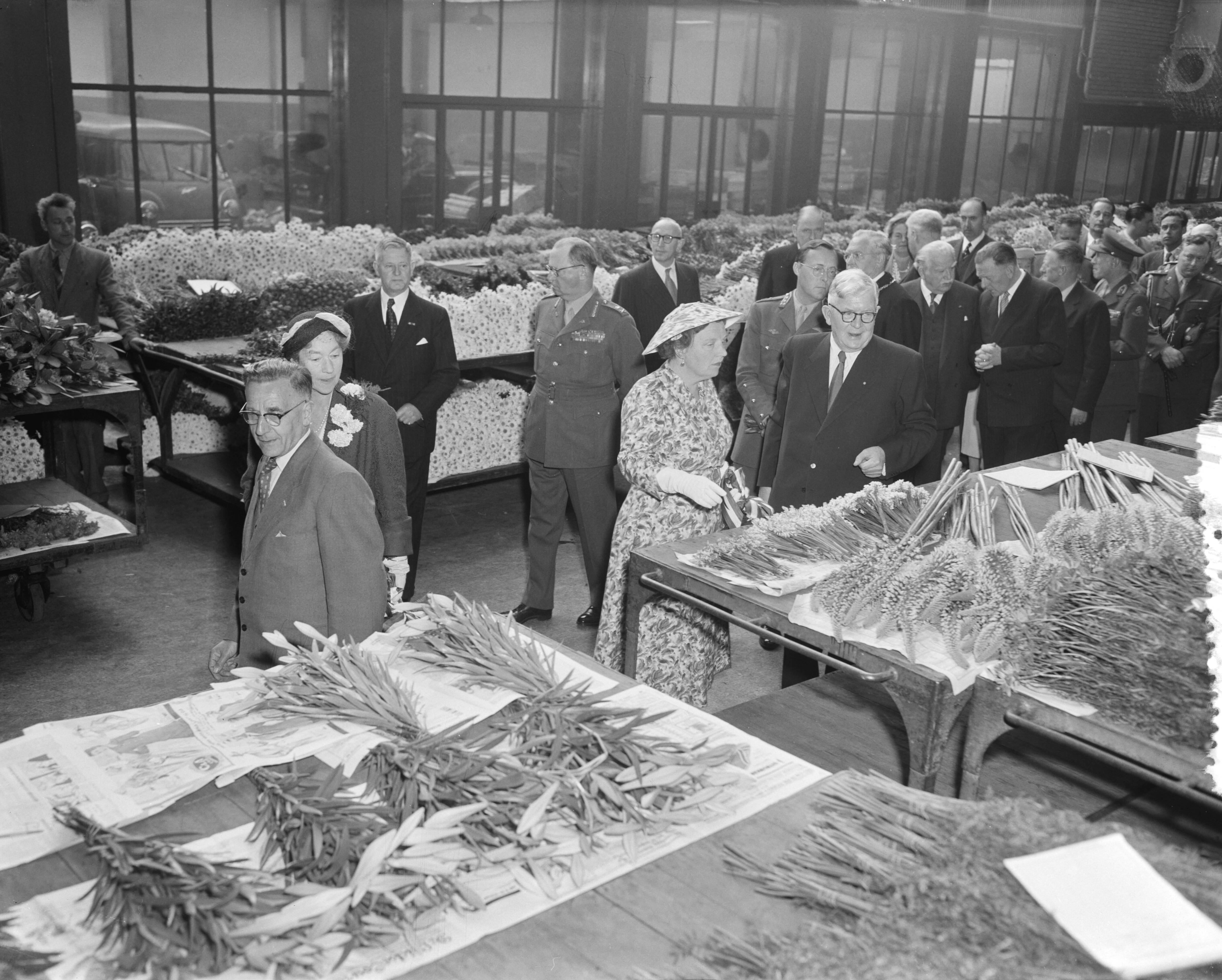 Staatsbezoek groothertogin Charlotte van Luxemburg en haar echtgenoot prins Felix — Laatste dag bezoek Luxemburgse gasten. Luxemburgs groot-hertogelijk paar bezoekt bloemenveiling te Aalsmeer — Foto: Pot, Harry / Anefo. Licentie: Set B: Rechtenvrij / Publiek Domein. Bron: Nationaal Archief. http://hdl.handle.net/10648/a9497454-d0b4-102d-bcf8-003048976d84