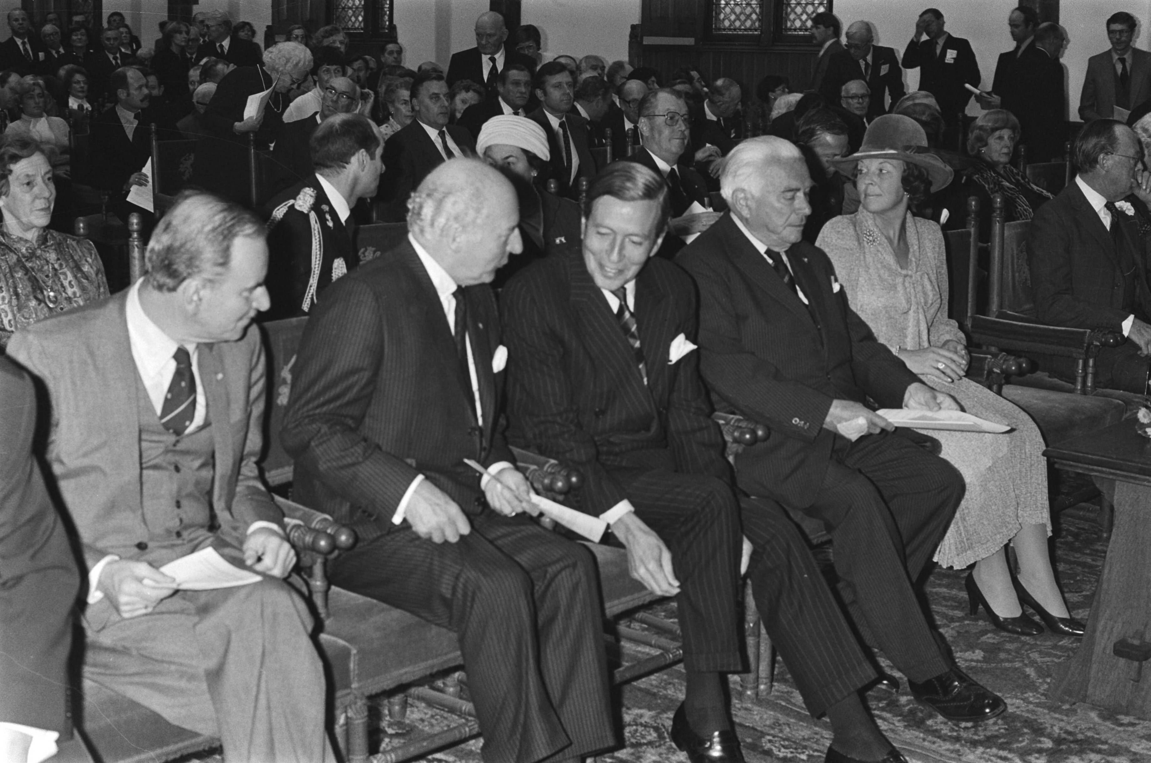Fotocollectie Anefo — 75-jarig jubileum van Nederlands-Duitse kamer van koophandel in Ridderzaal in Den Haag , Van der Klaauw Scheel, Claus , Gelissen en Beatrix — Foto: Croes, Rob C. / Anefo. Licentie: Set B: Rechtenvrij / Publiek Domein. Bron: Nationaal Archief. http://hdl.handle.net/10648/acede09a-d0b4-102d-bcf8-003048976d84