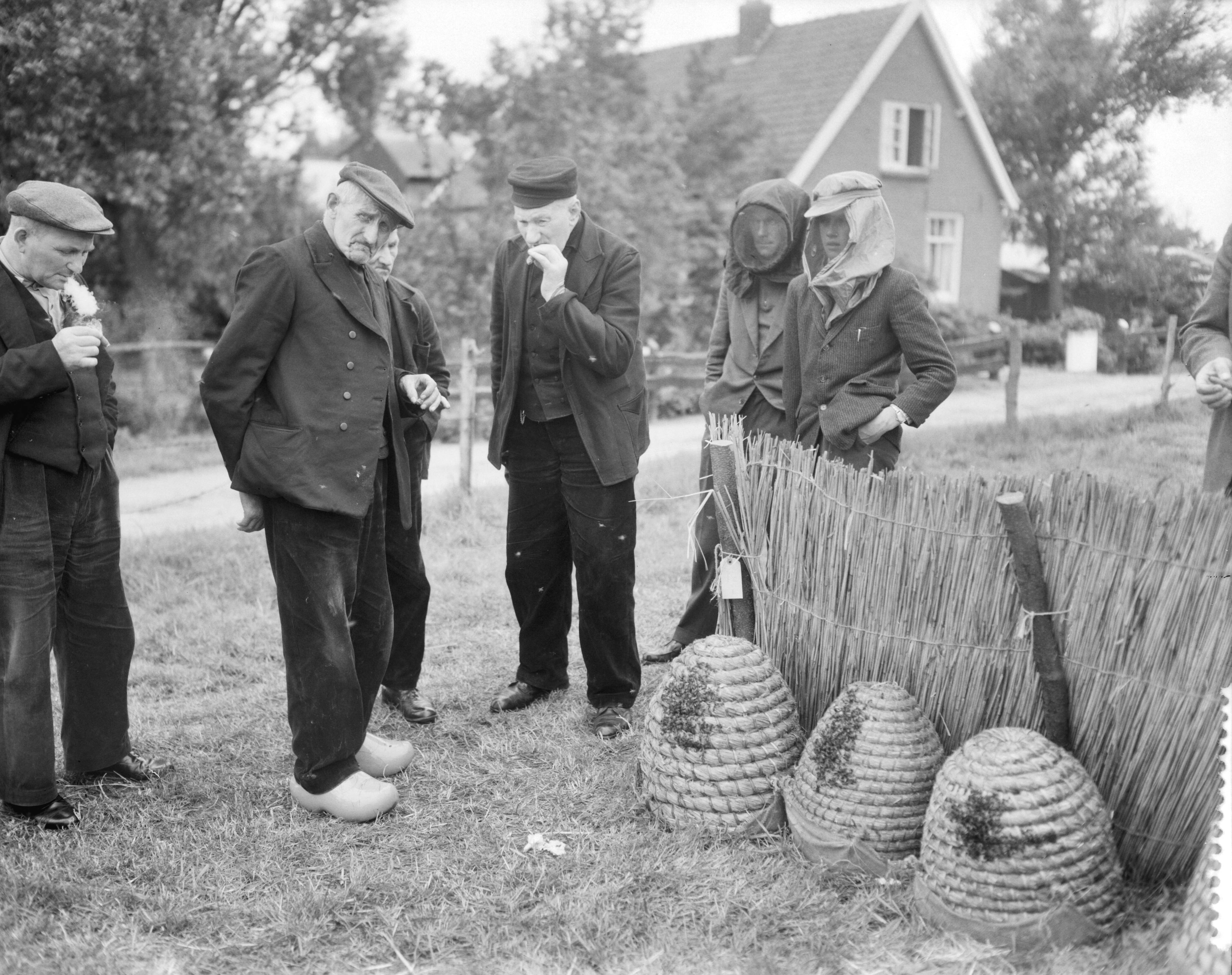 Fotocollectie Anefo — Jaarlijkse bijenmarkt in Veenendaal — Foto: Bilsen, Joop van / Anefo. Licentie: Set B: Rechtenvrij / Publiek Domein. Bron: Nationaal Archief. http://hdl.handle.net/10648/a9b4aab2-d0b4-102d-bcf8-003048976d84