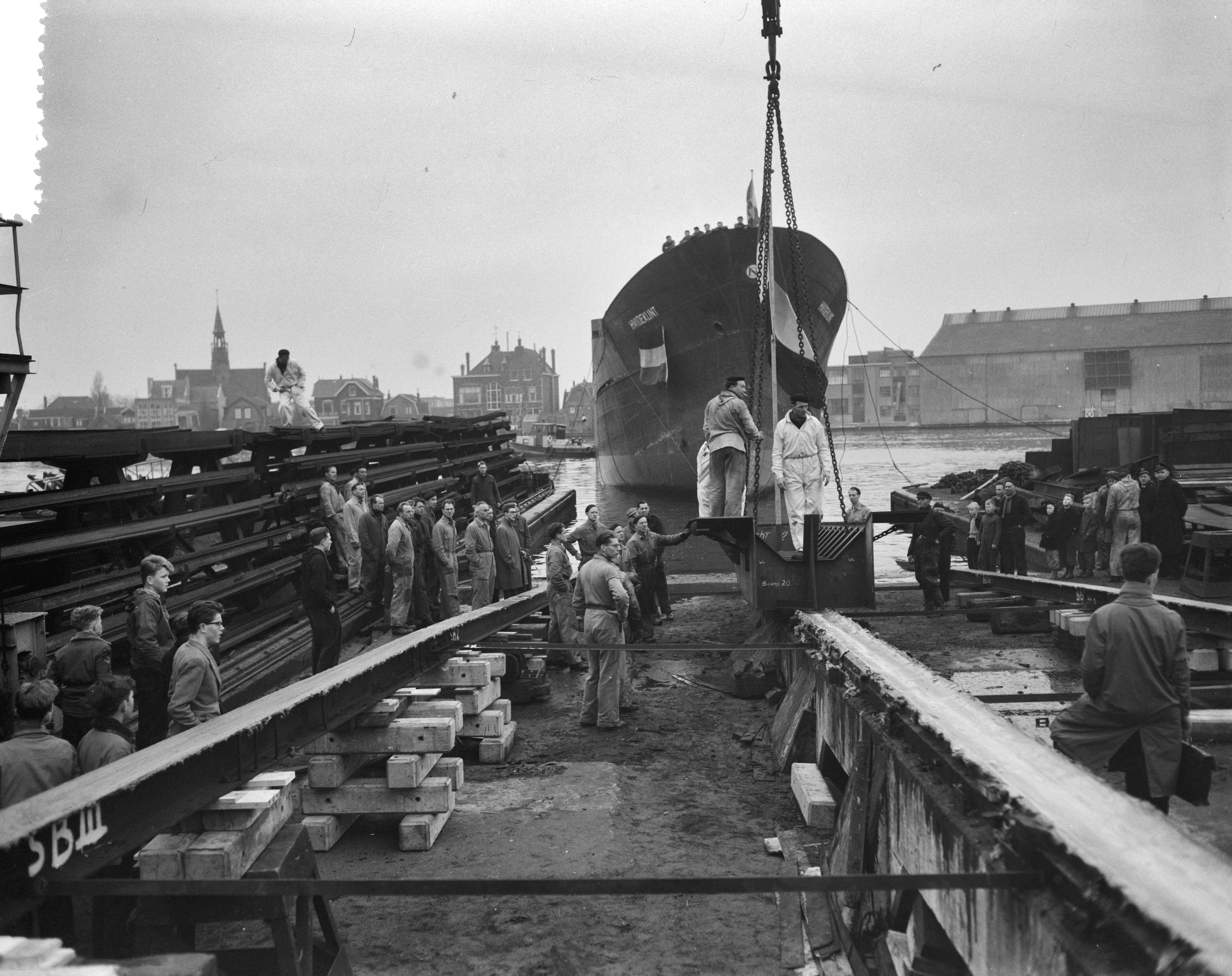Fotocollectie Anefo — Tewaterlating motorcoaster "Hvideklint" bij de Zaanlandse Scheepsbouw Maatschappij te Zaandam — Foto: Bilsen, Joop van / Anefo. Licentie: Set B: Rechtenvrij / Publiek Domein. Bron: Nationaal Archief. http://hdl.handle.net/10648/a95b36e4-d0b4-102d-bcf8-003048976d84