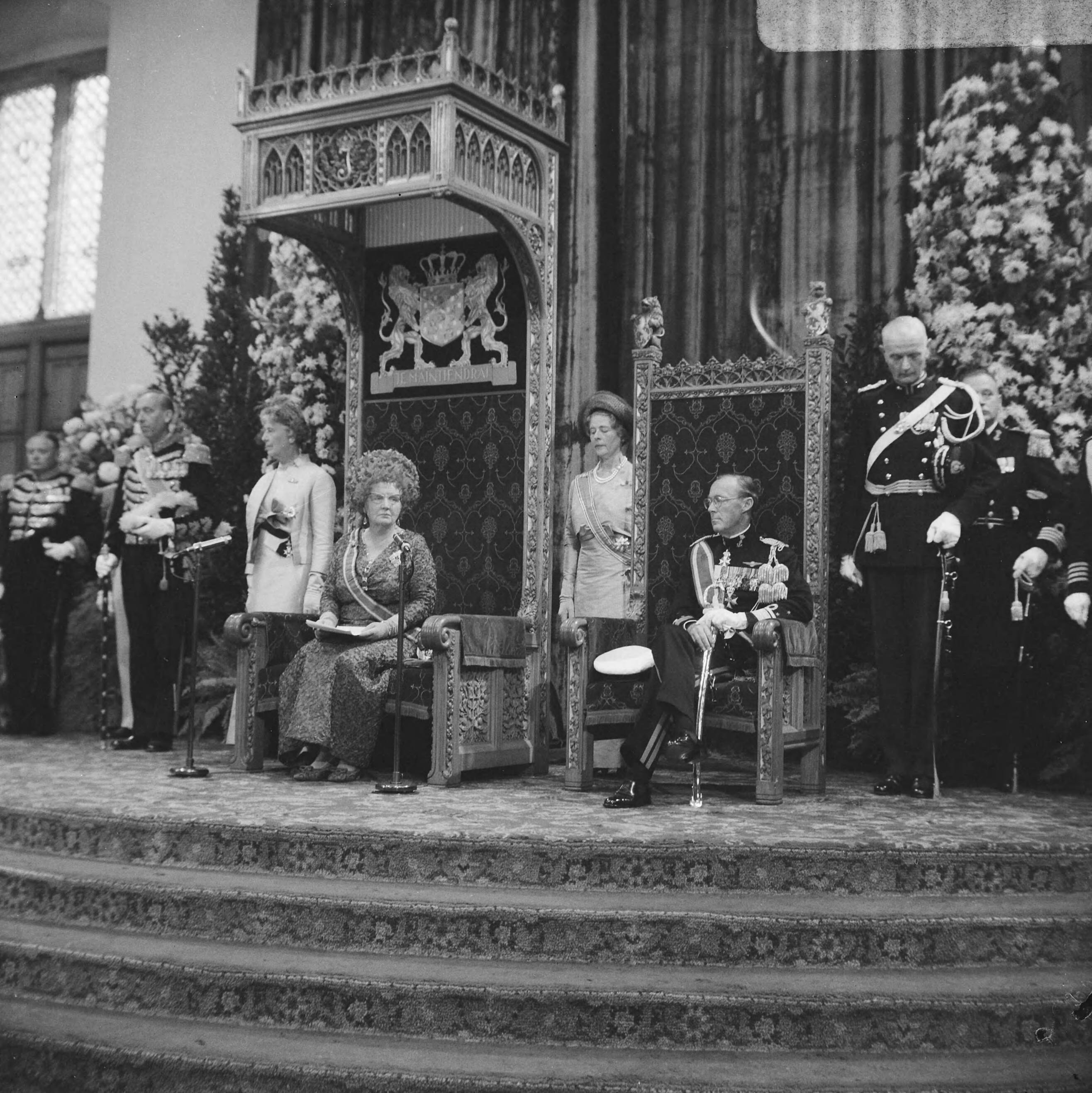 Prinsjesdag 1966 in Den Haag — Koningin Juliana en prins Bernhard tijdens het uitspreken van de troonrede in de Ridderzaal — Foto: Kroon, Ron / Anefo. Licentie: Set B: Rechtenvrij / Publiek Domein. Bron: Nationaal Archief. http://hdl.handle.net/10648/aafd2bd8-d0b4-102d-bcf8-003048976d84