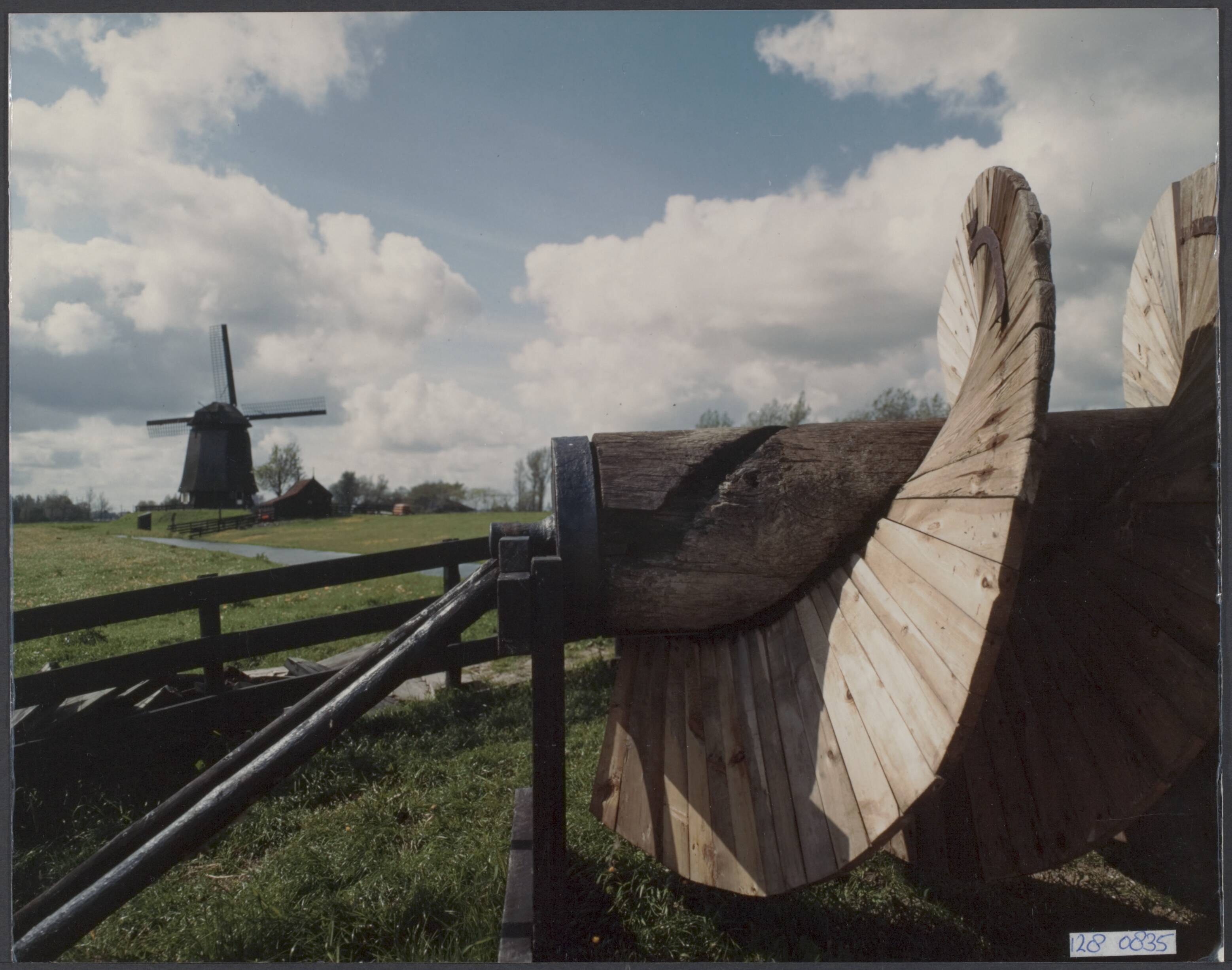 Landschappen, riviergezichten [RVD] — Landschappen. Schermerhorn. Poldermolen met op de voorgrond een houten vijzel — Foto: Publicam / Hartemink, Piet. Licentie: Set B: Rechtenvrij / Publiek Domein. Bron: Nationaal Archief. http://hdl.handle.net/10648/af43e25e-d0b4-102d-bcf8-003048976d84