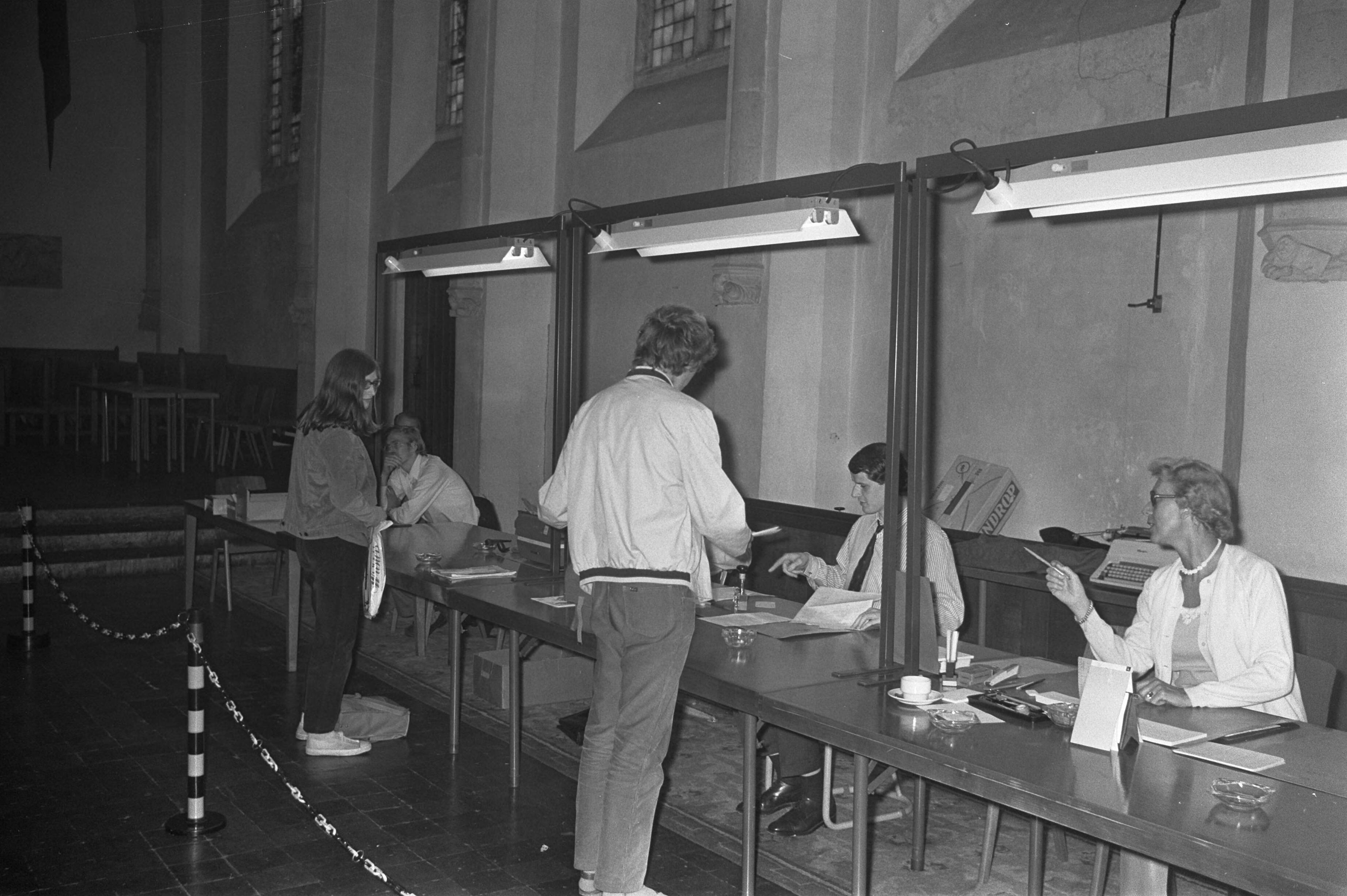 Fotocollectie Anefo — Utrechtse studenten proberen inschrijven studenten aan Universiteit te verhinderen uit protest tegen duizend gulden collegegeld, inschrijving van studenten / — Foto: Punt, W. / Anefo. Licentie: Set B: Rechtenvrij / Publiek Domein. Bron: Nationaal Archief. http://hdl.handle.net/10648/abf316c4-d0b4-102d-bcf8-003048976d84