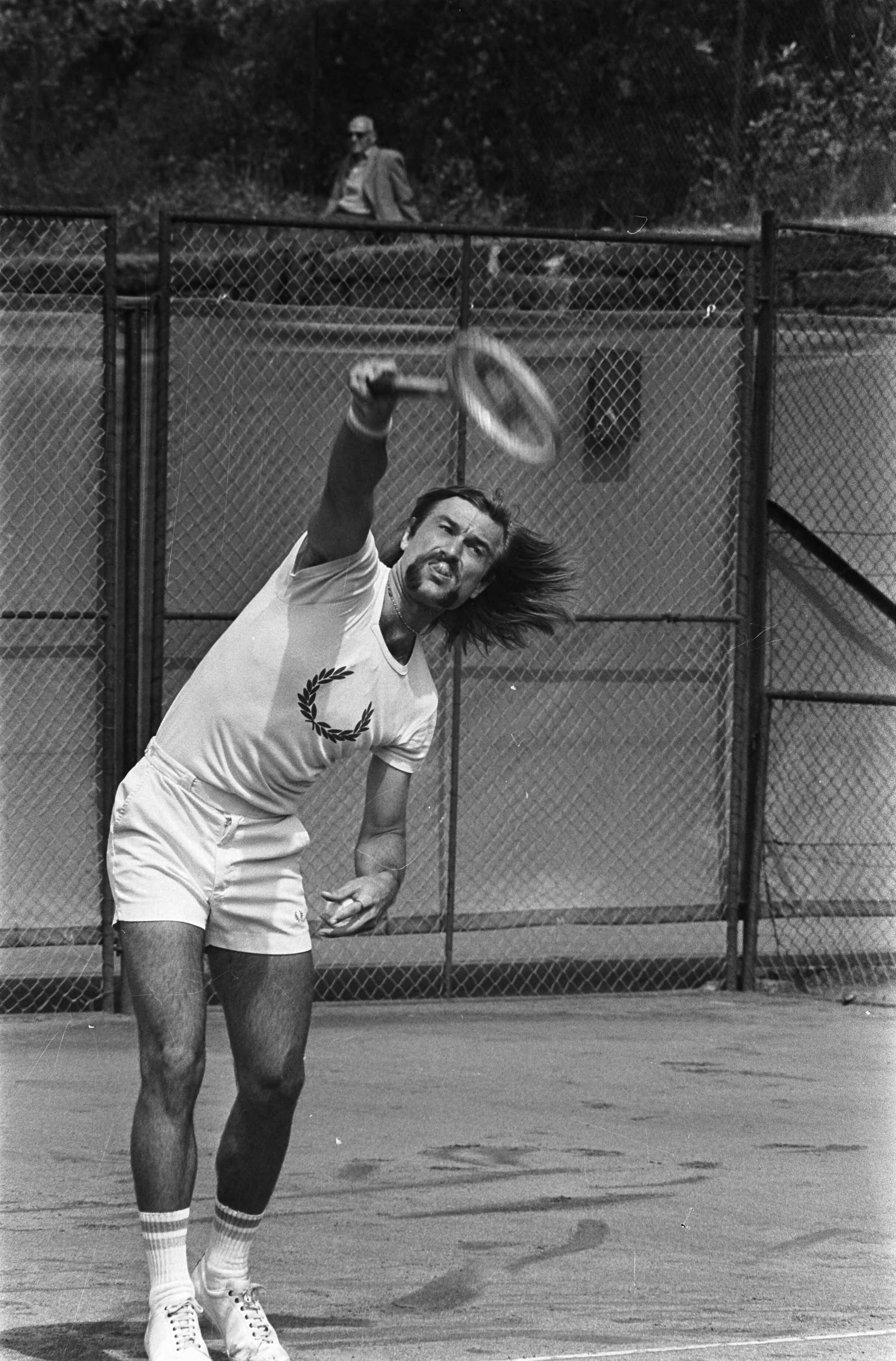 Nationale tenniskampioenschappen op de METS-tennisbanen 1975 — Constandse in aktie — Foto: Peters, Hans / Anefo. Licentie: Set B: Rechtenvrij / Publiek Domein. Bron: Nationaal Archief. http://hdl.handle.net/10648/ac6f74ee-d0b4-102d-bcf8-003048976d84