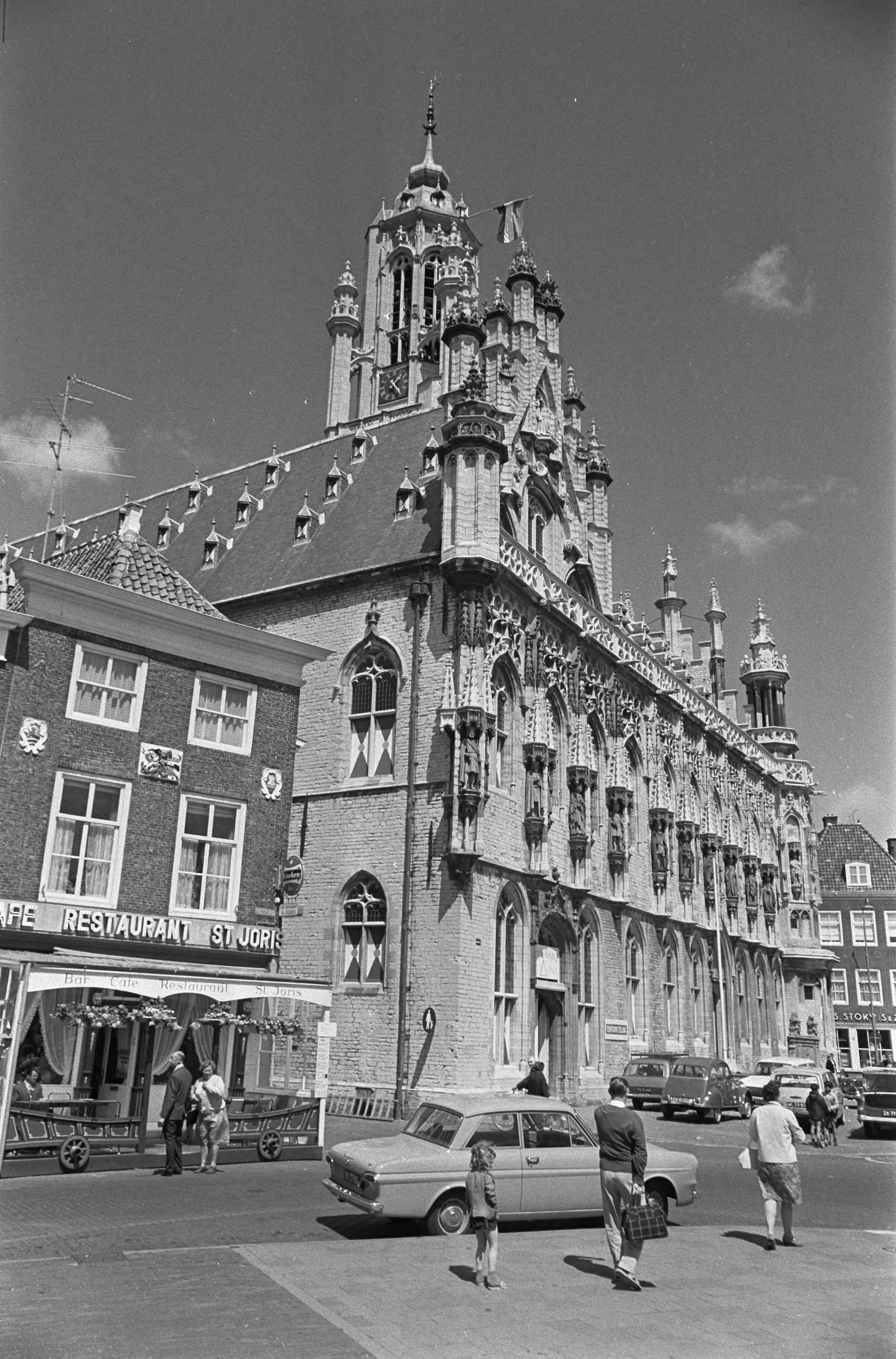 Viering van het 750-jarig bestaan van de stad Middelburg — Stadhuis van Middelburg — Foto: Fotograaf Onbekend / Anefo. Licentie: Set B: Rechtenvrij / Publiek Domein. Bron: Nationaal Archief. http://hdl.handle.net/10648/ab1b9e2e-d0b4-102d-bcf8-003048976d84