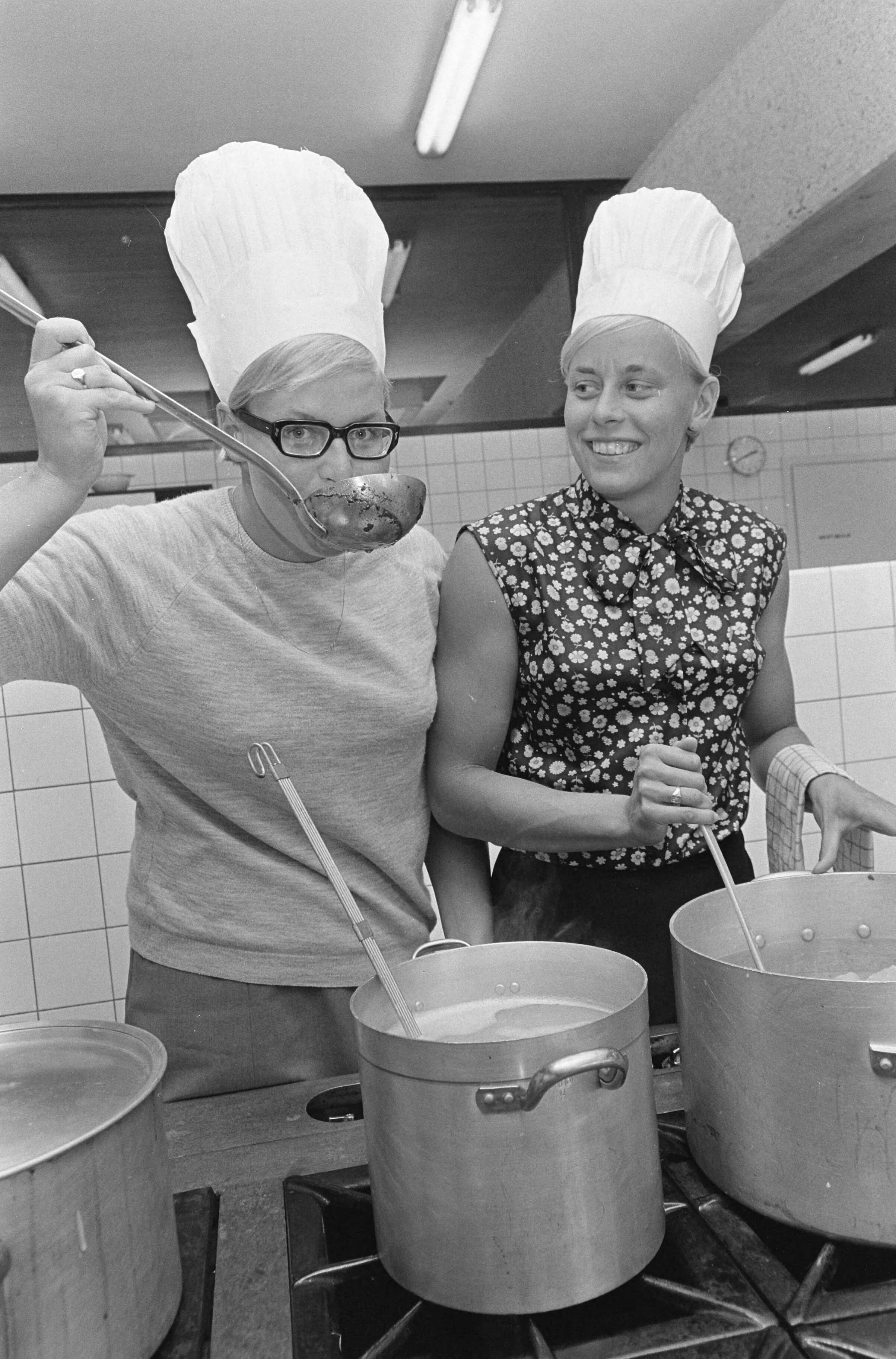 Fotocollectie Anefo — Europese Kampioenschappen zwemmen, Ada Kok en Gretta Kok in keuken KNVB-centrum te Zeist — Foto: Kroon, Ron / Anefo. Licentie: Set B: Rechtenvrij / Publiek Domein. Bron: Nationaal Archief. http://hdl.handle.net/10648/aaf66c94-d0b4-102d-bcf8-003048976d84