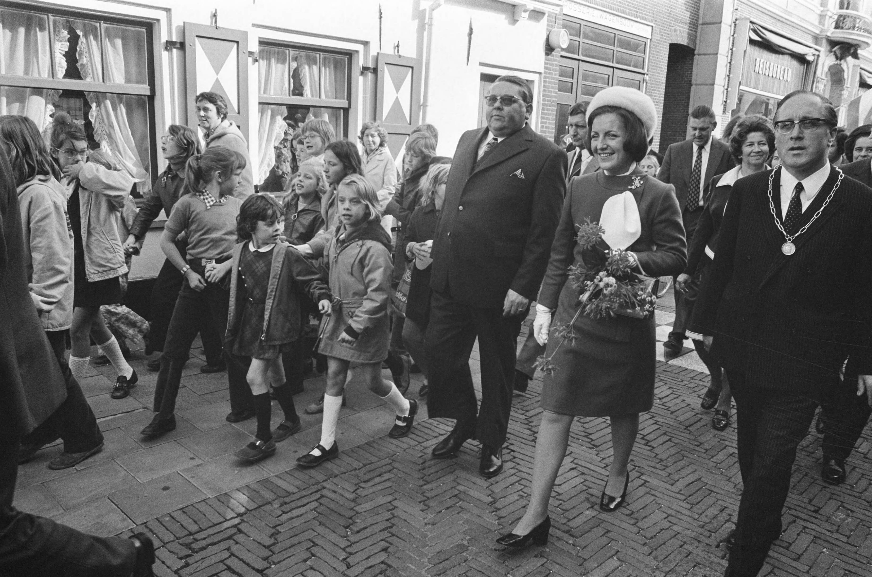 Fotocollectie Anefo — Prinses Margriet opent gezondheidscentrum in Wassenaar, rondwandeling — Foto: Mieremet, Rob / Anefo. Licentie: Set B: Rechtenvrij / Publiek Domein. Bron: Nationaal Archief. http://hdl.handle.net/10648/abf94df0-d0b4-102d-bcf8-003048976d84