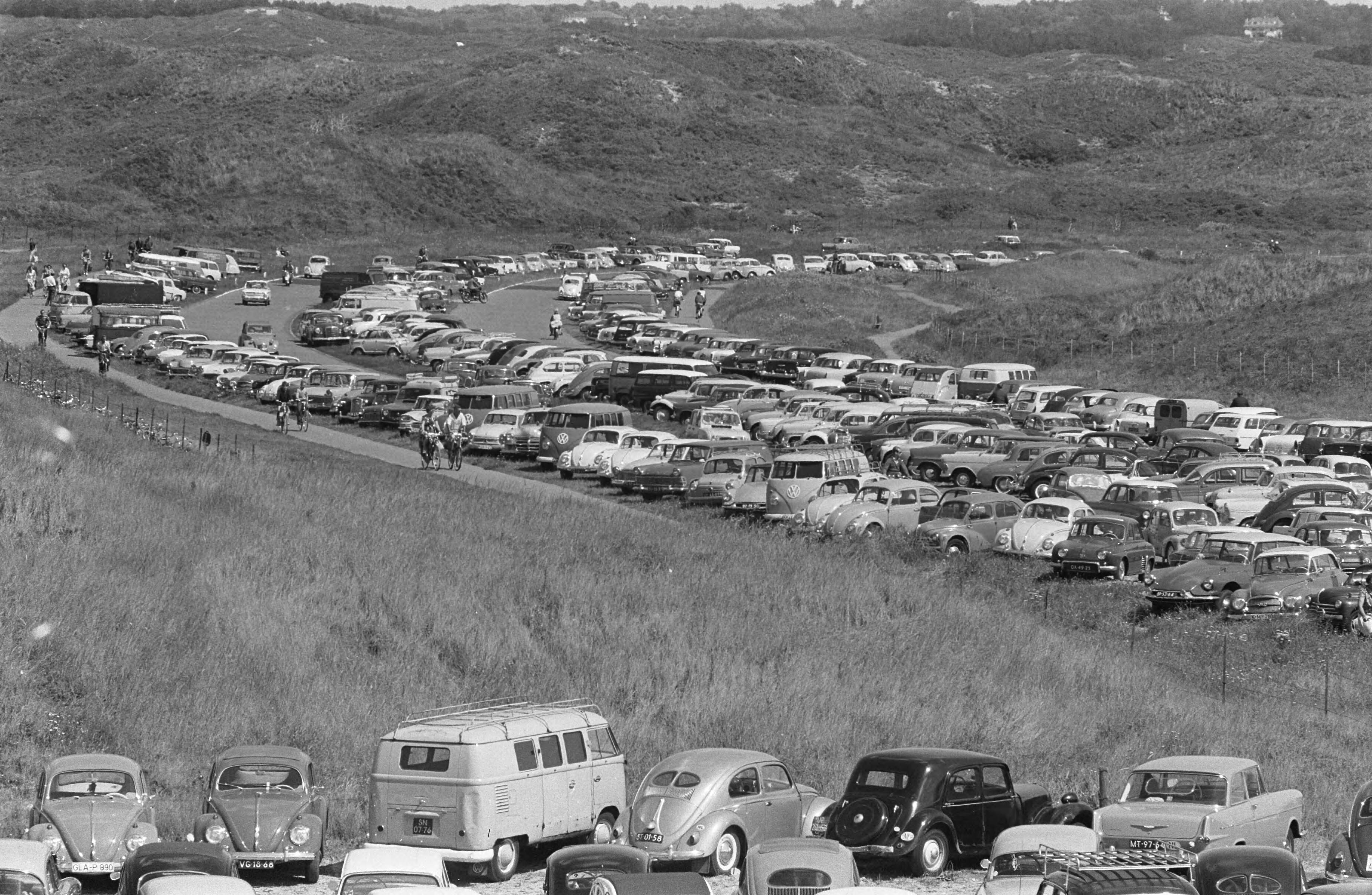 Fotocollectie Anefo — Drukte aan de kust. De Zeeweg herschapen in een grote parkeerplaats — Foto: Pot, Harry / Anefo. Licentie: Set B: Rechtenvrij / Publiek Domein. Bron: Nationaal Archief. http://hdl.handle.net/10648/aa3feec4-d0b4-102d-bcf8-003048976d84