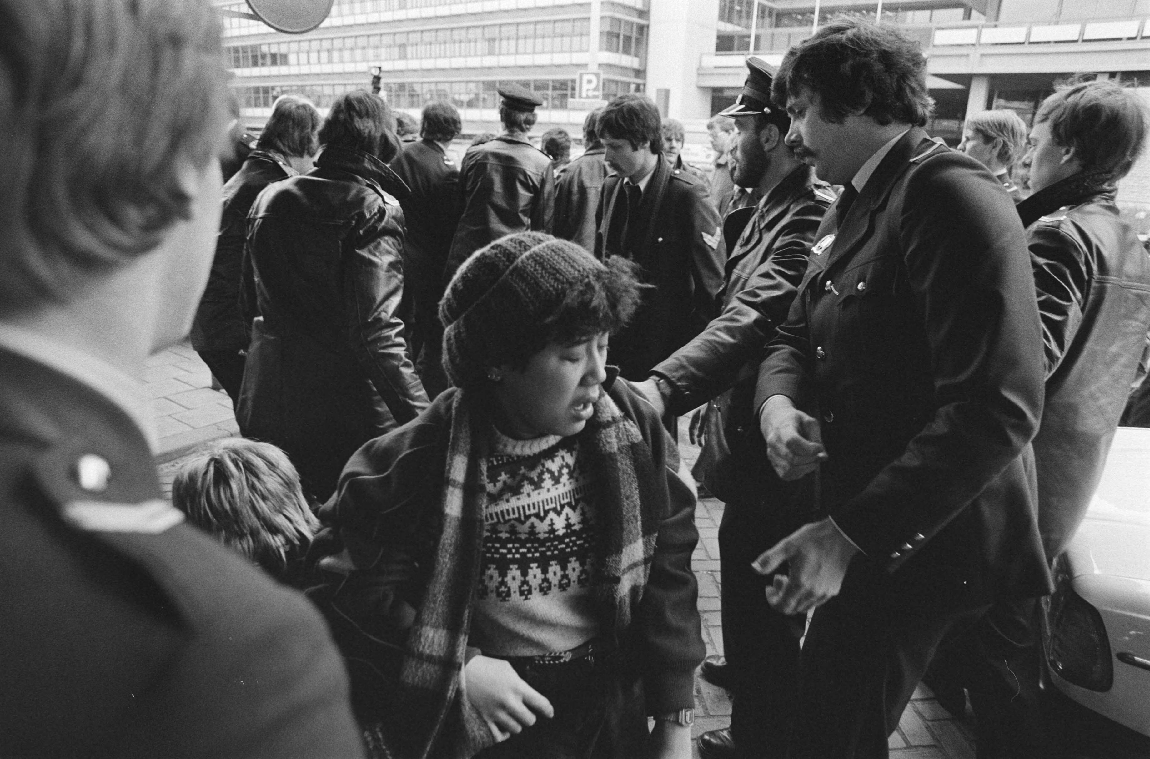 Fotocollectie Anefo — Demonstratie 30 jongeren Belangenvereniging Minderjarigen (BM) en vakbond tehuisbewoners voor Ministerie Justitie, Den Haag — Foto: Antonisse, Marcel / Anefo. Licentie: Set B: Rechtenvrij / Publiek Domein. Bron: Nationaal Archief. http://hdl.handle.net/10648/acf714bc-d0b4-102d-bcf8-003048976d84