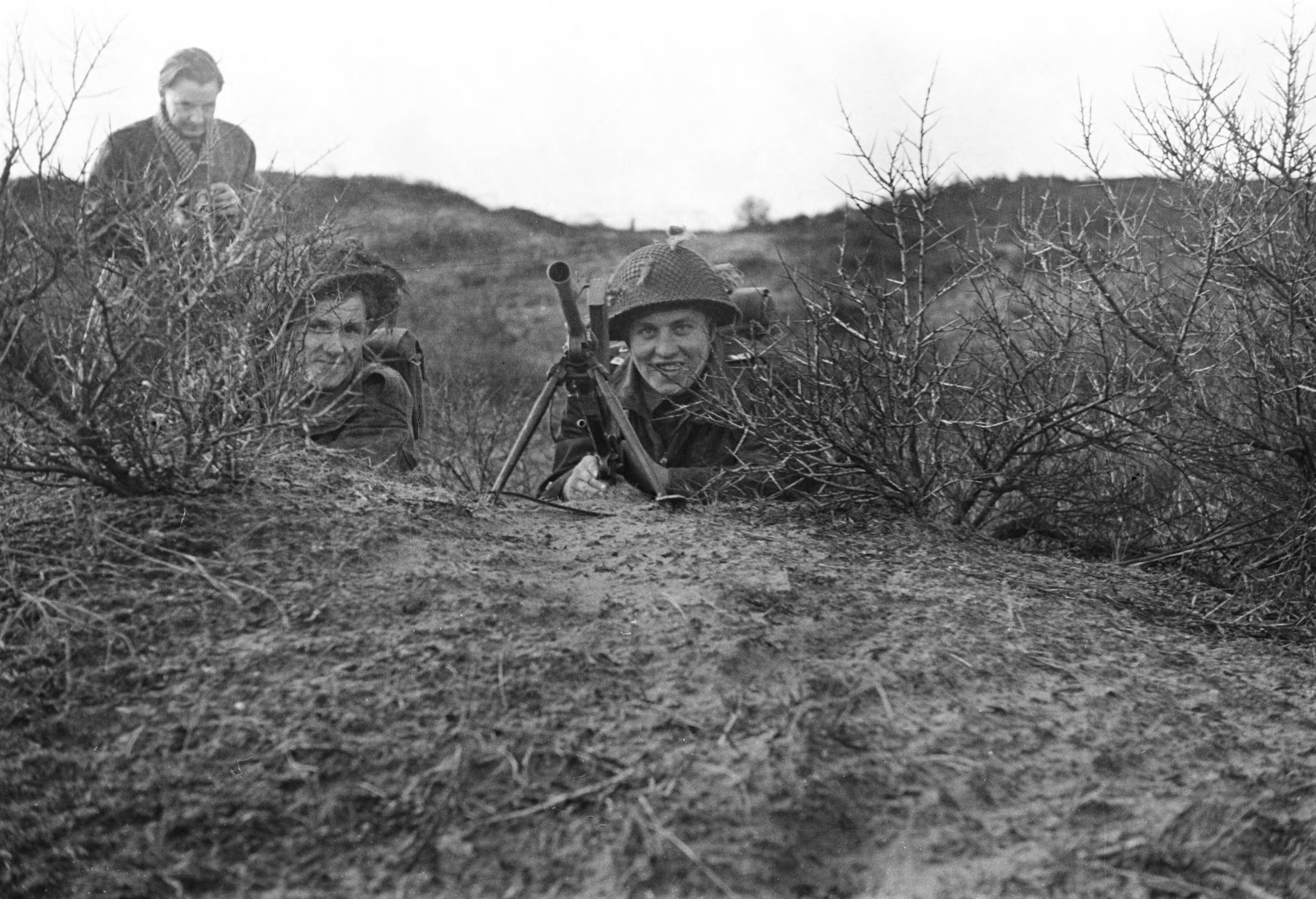 Fotocollectie Anefo — Militair opleidingskamp te Bloemendaal(bezoek Generaal Kruls ) — Foto: Dudok van Heel, Jack / Anefo. Licentie: Set B: Rechtenvrij / Publiek Domein. Bron: Nationaal Archief. http://hdl.handle.net/10648/a89889b4-d0b4-102d-bcf8-003048976d84